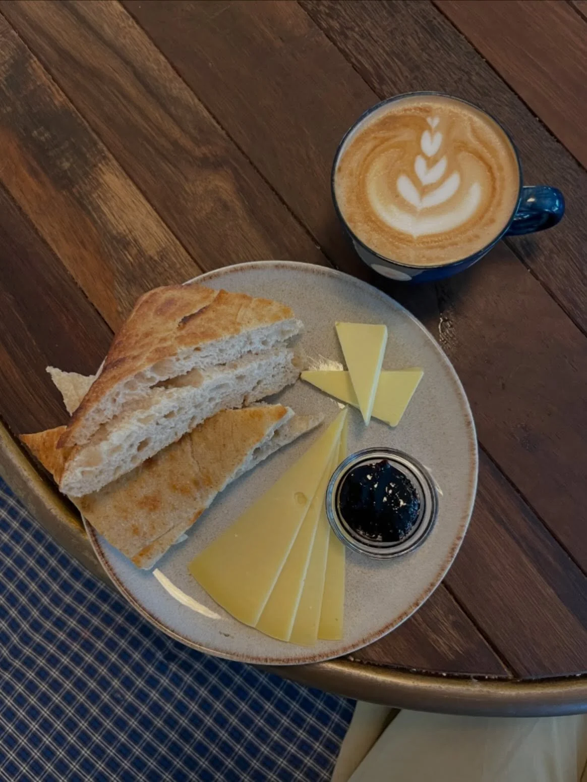 En god start p&aring; weekenden venter lige her hos os!🤩 

L&aelig;kkert surdejsbr&oslash;d m. Sm&oslash;r, vesterhavsost og hjemmelavet bl&aring;b&aelig;rmarmelade - en rigtig god klassiker🤌🏼 

Vi ses p&aring; Fika👋🏼