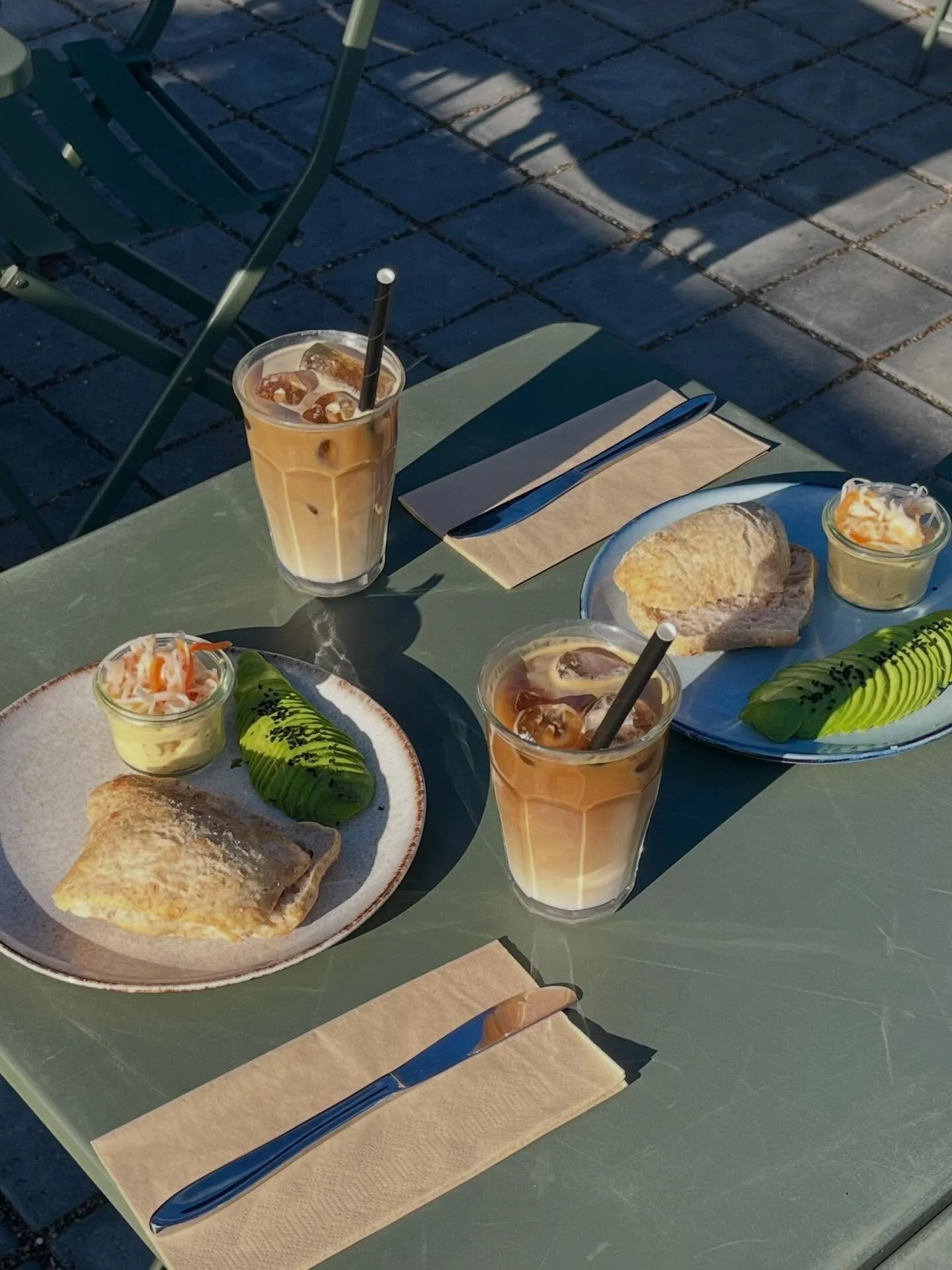 S&oslash;ndage er til saftige surdejsboller og kolde iskaffer 🌞
Kig forbi Fika og start dagen p&aring; den l&aelig;kre m&aring;de 🤍