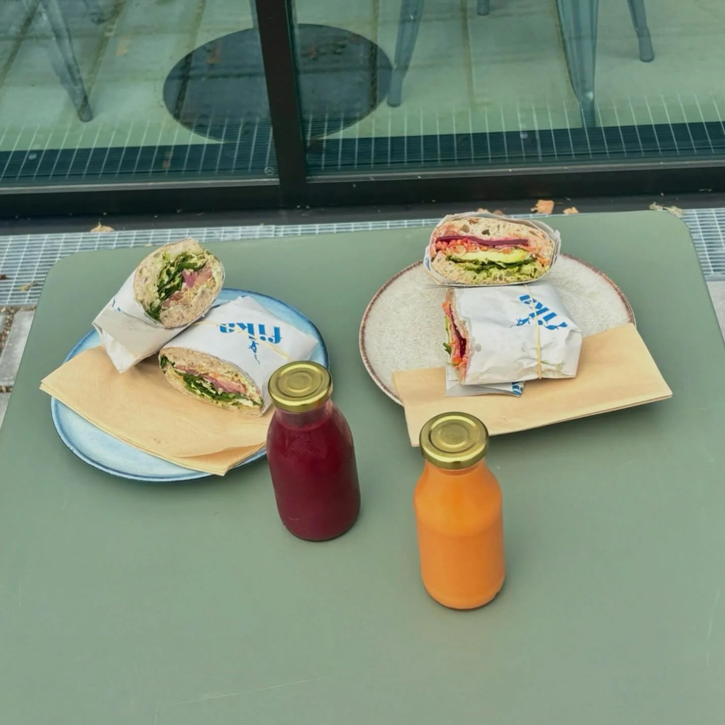 🥪FIKAS MENUTILBUD!🧃
Kom ned forbi Fika og nyd en l&aelig;kker frisklavet sandwich sammen med en af vores forfriskende &oslash;kologisk slowjuices - Den perfekte kombination til en dejlig frokost eller aftensmad!😋