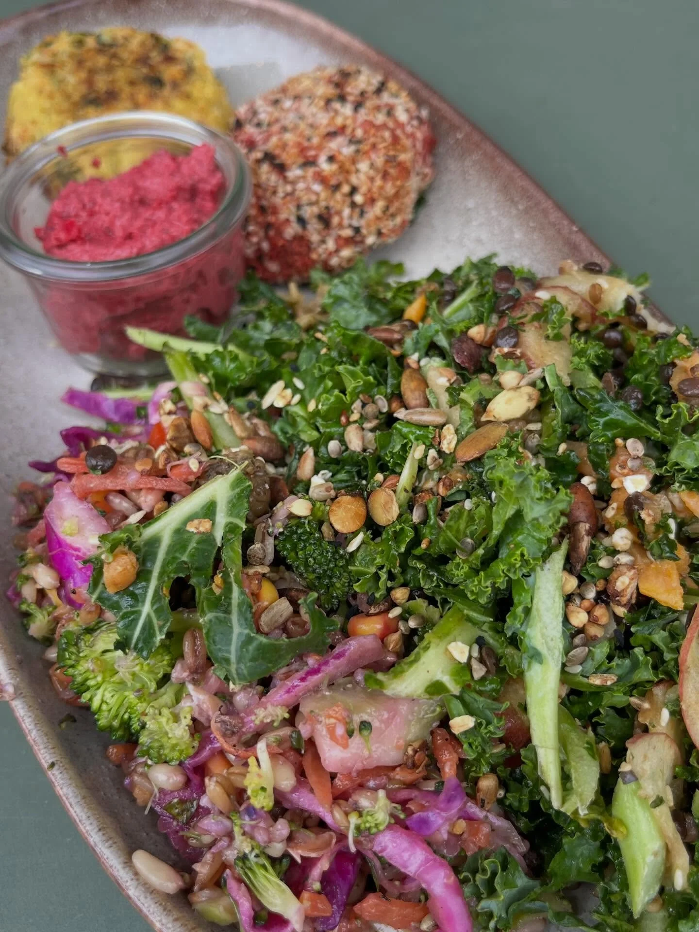 QUINOA- OG HALLOUMIDELLER🧆

Vores popul&aelig;re deller forsvinder hurtigt og det er der en god grund til! Pr&oslash;v dem med to l&aelig;kre salater p&aring; siden eller en for sig🫶🏼 Perfekte til en sund og l&aelig;kker frokost eller som en del a