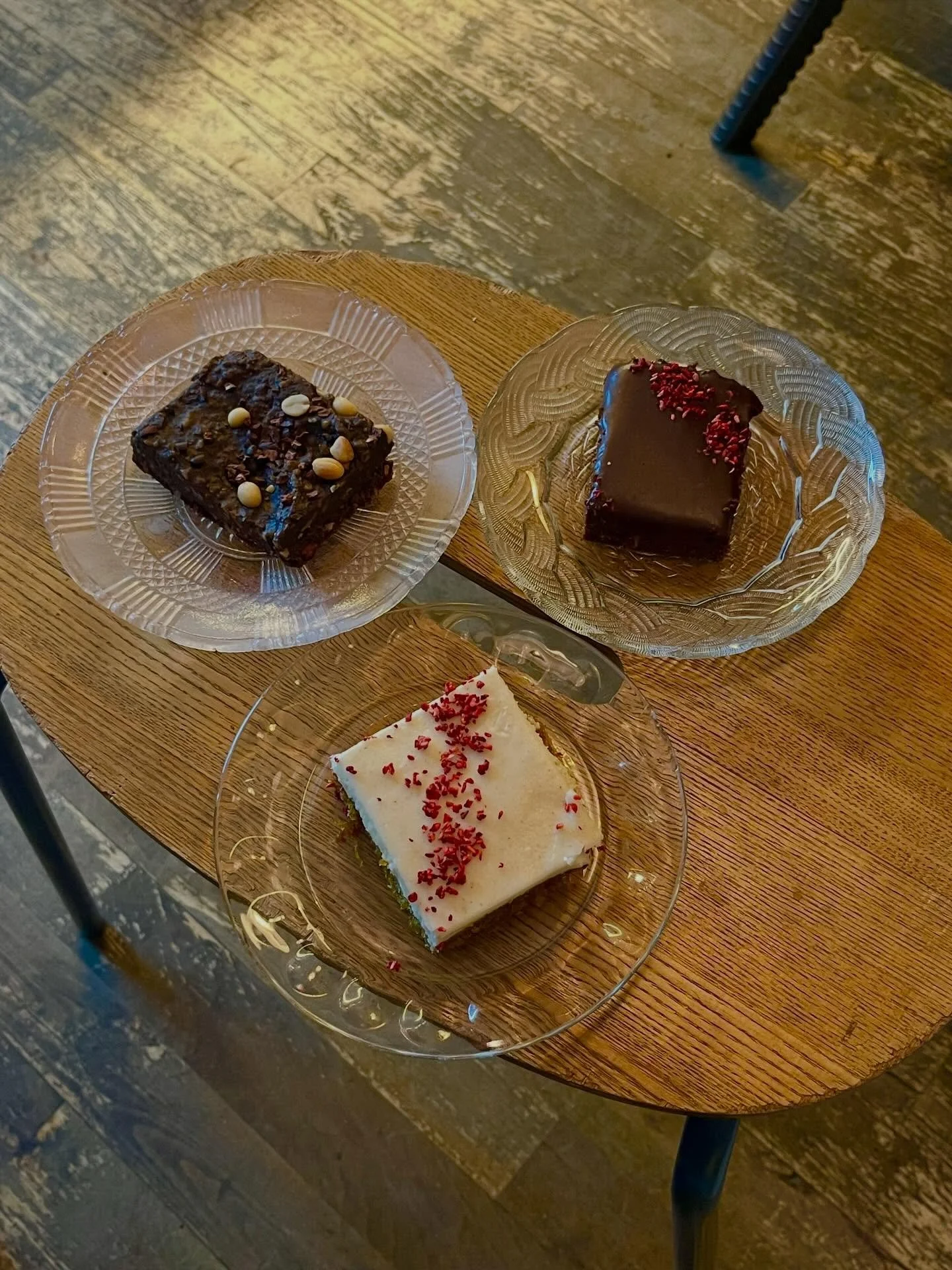 Et l&aelig;kkert stykke kage g&aring;r man aldrig galt i byen med!🍰
Kig forbi og fork&aelig;l dig selv med en af vores l&aelig;kre varianter - svampet gulerodskage, fyldig brownie eller en frisk rawcake med banan🤩