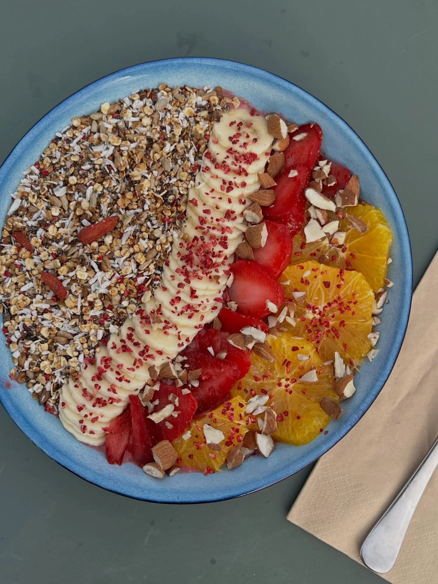 Solen er lige om hj&oslash;rnet ☀️ Det betyder endnu mere udeservering &ndash; og vi gl&aelig;der os til at byde jer velkommen i solens str&aring;ler 🌿
Kig forbi og nyd noget l&aelig;kkert fra vores menukort &ndash; fx vores friske smoothiebowls, so