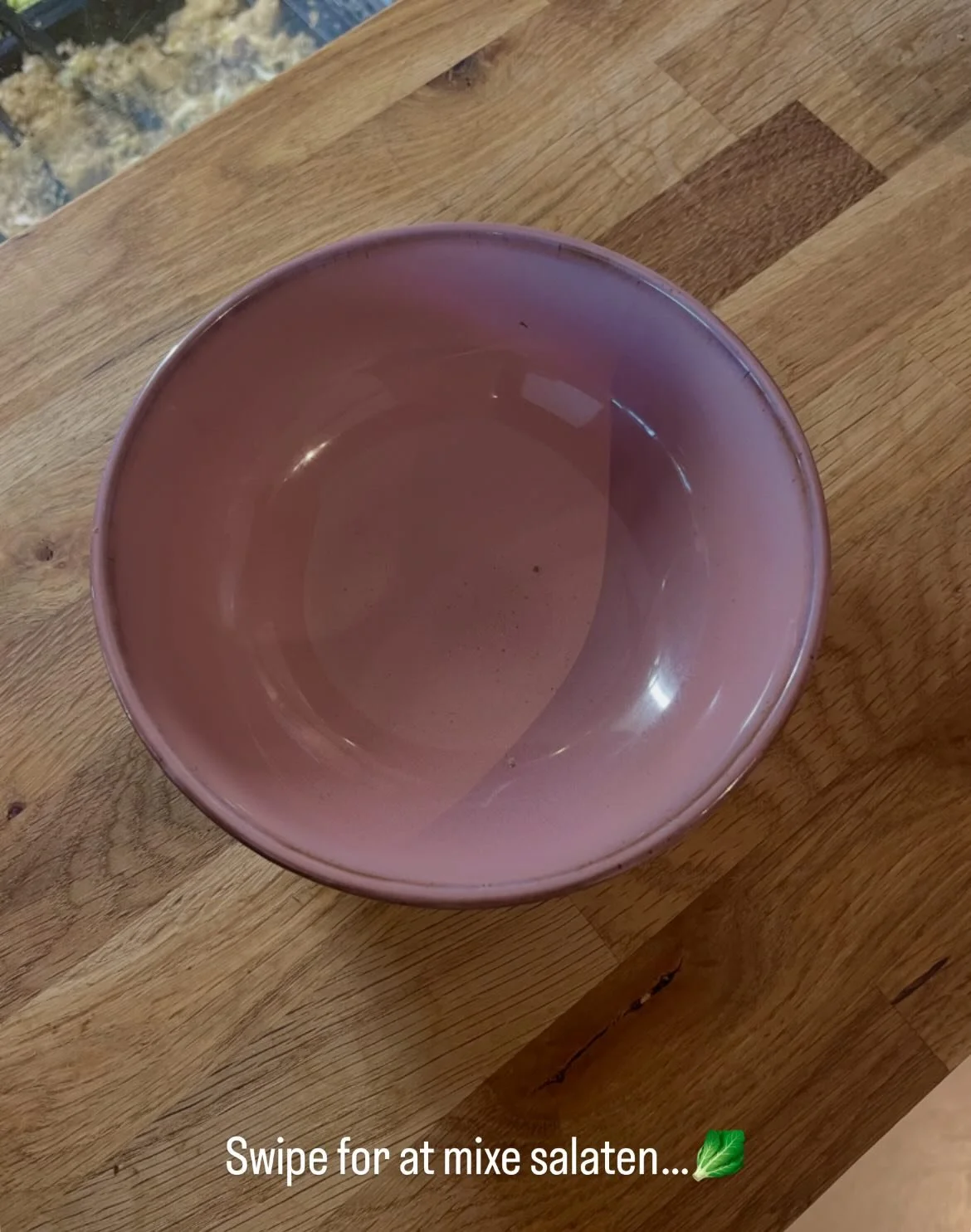 Swipe for at mixe en lille salat 🥗 Kom forbi Fika og mix din helt egen fyldt med dine favoritter!😍