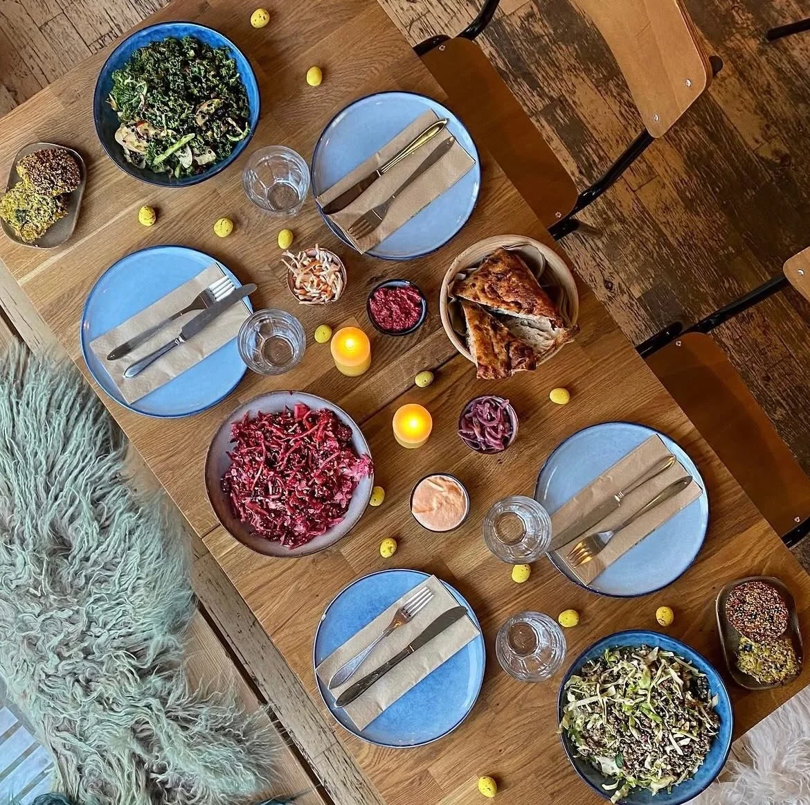 Har du styr p&aring; p&aring;skefrokosten?🐥

Hvis ikke, s&aring; har vi et godt bud p&aring; hvordan jeres p&aring;skebord kunne se ud🌷Hos vores catering kan I bikse den perfekte p&aring;skefrokost sammen, s&aring; den passer til netop jer. 

Besti