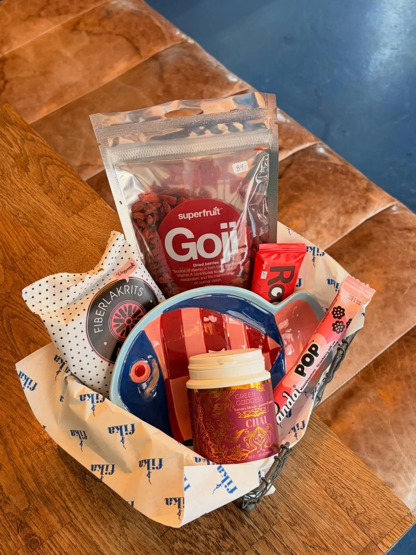 Hos Fika er der mere end bare god mad!🙌🏼 Vi har fyldt hylderne med smukt udvalgt keramik, l&aelig;kre godter og sk&oslash;nne produkter, som du ikke kan lade v&aelig;re med at elske! Perfekt til at fork&aelig;le dig selv &ndash; eller til at sammen