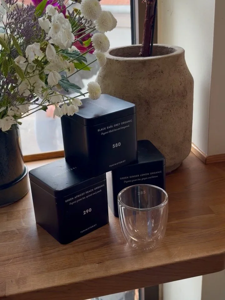 Har du brug for en pause og en god kop te? S&aring; er Fika stedet for dig. Vi byder p&aring; et udvalg af smukke varianter &ndash; frisk gr&oslash;n te, aromatisk urtete og en klassisk Earl Grey. Kom ind, slap af og nyd &oslash;jeblikket. Vi gl&aeli