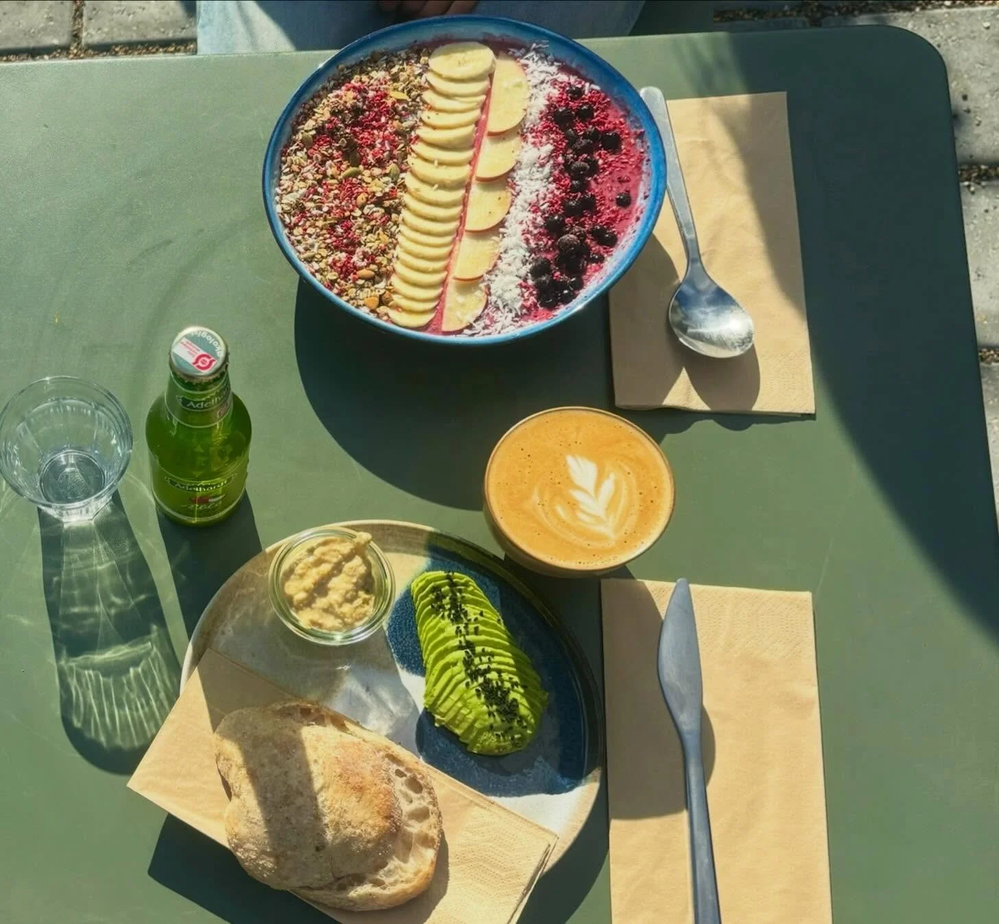 Vi g&aring;r sommeren i m&oslash;de, solskinnet kalder og bordet er d&aelig;kket 🌞 Kom forbi Caf&eacute; Fika og nyd lige pr&aelig;cis det du lyster &mdash; en smoothie bowl fuld af farver, cremet avocado p&aring; surdej eller en kaffe med latte art