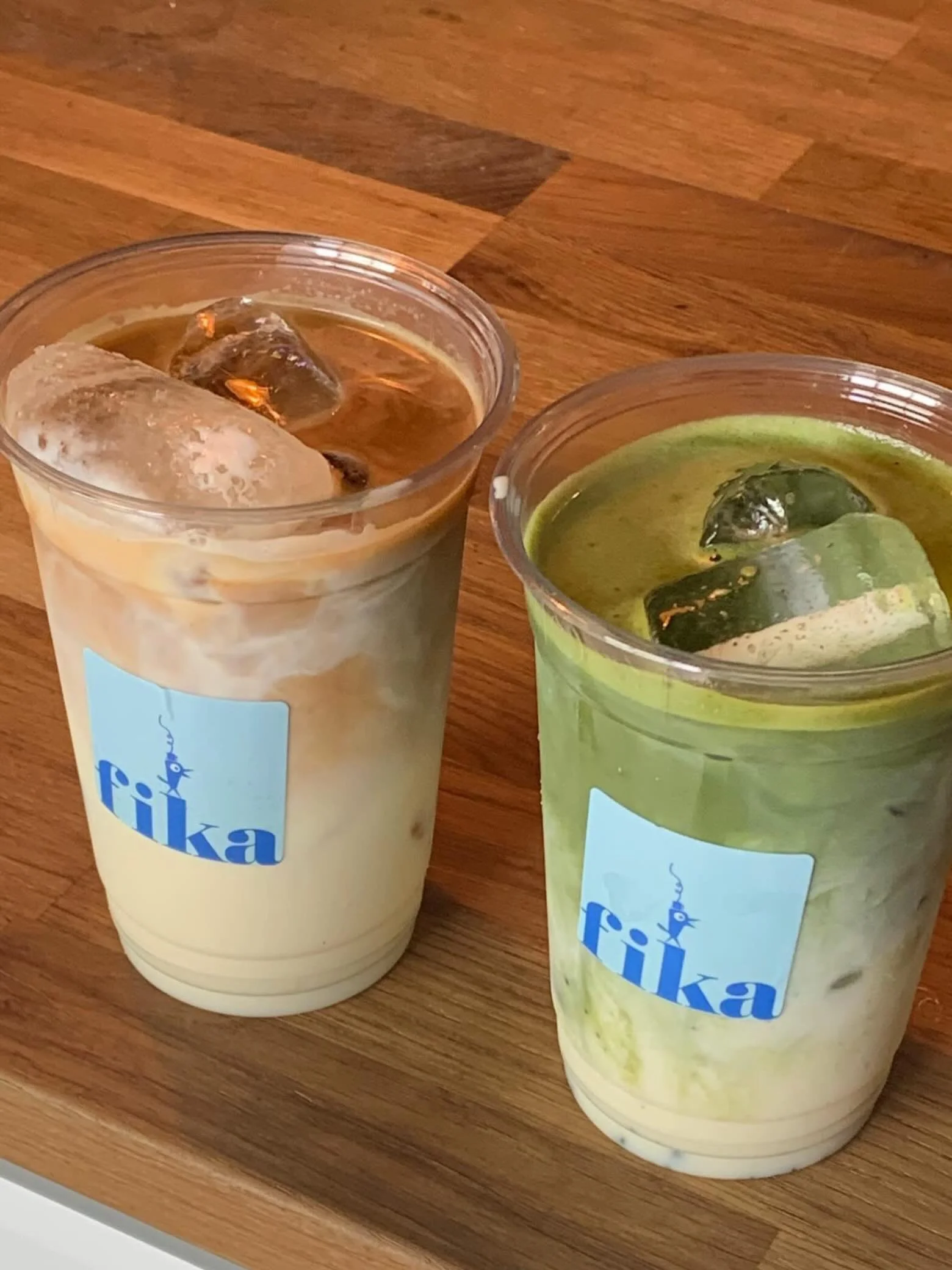 ☀️ Sommer kalder &mdash; og vi har svaret 🍵☕
Kold ismatcha eller iskaffe? Uanset hvad du v&aelig;lger, er du velkommen til at nyde den her hos os eller tage den med p&aring; farten 🌿🧊
Vi gl&aelig;der os til at se dig 💙
