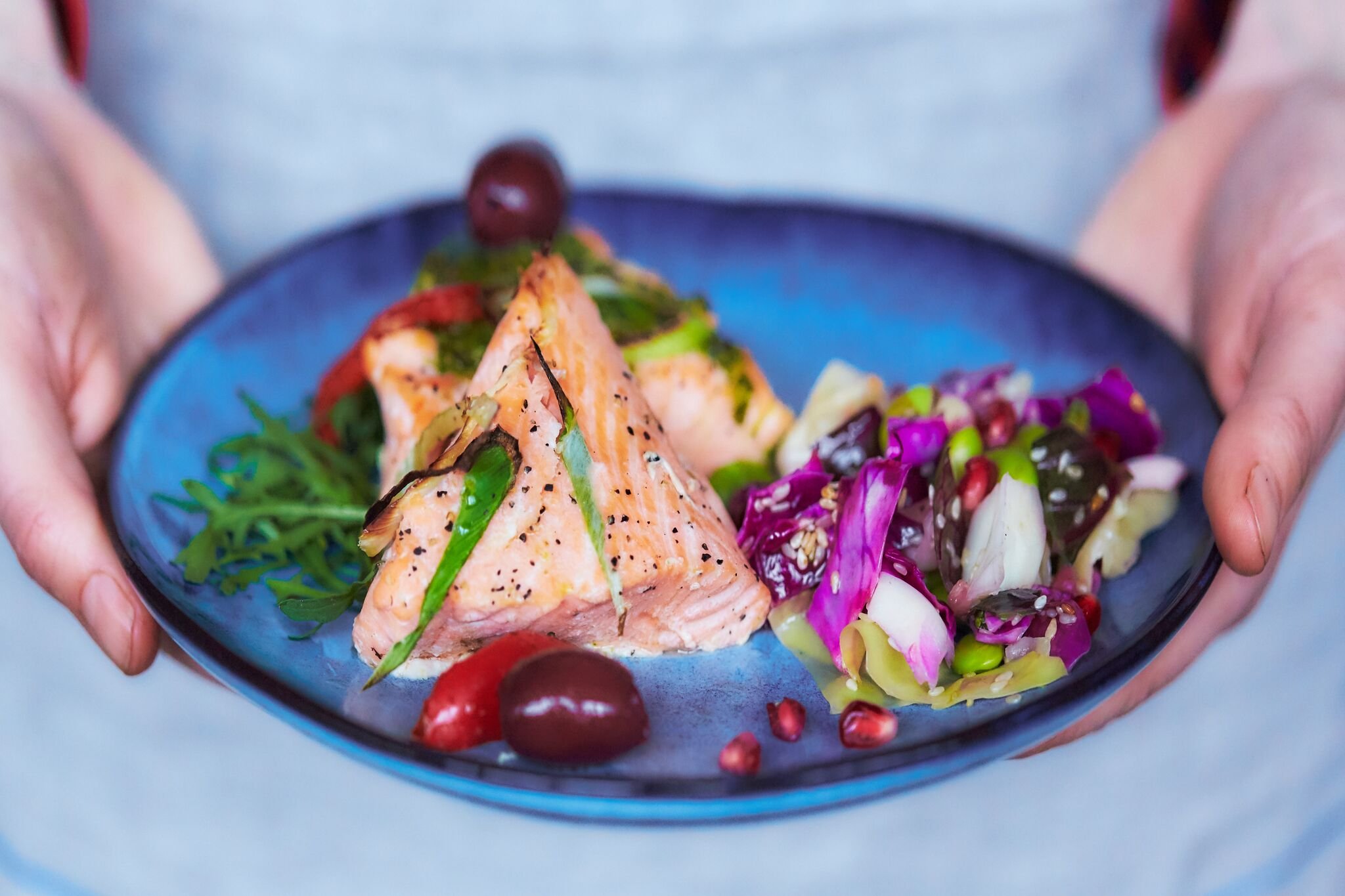 Bæredygtig fisk med urter og granatæble, serveret med salat og oliven – Fika catering til møder og selskaber.