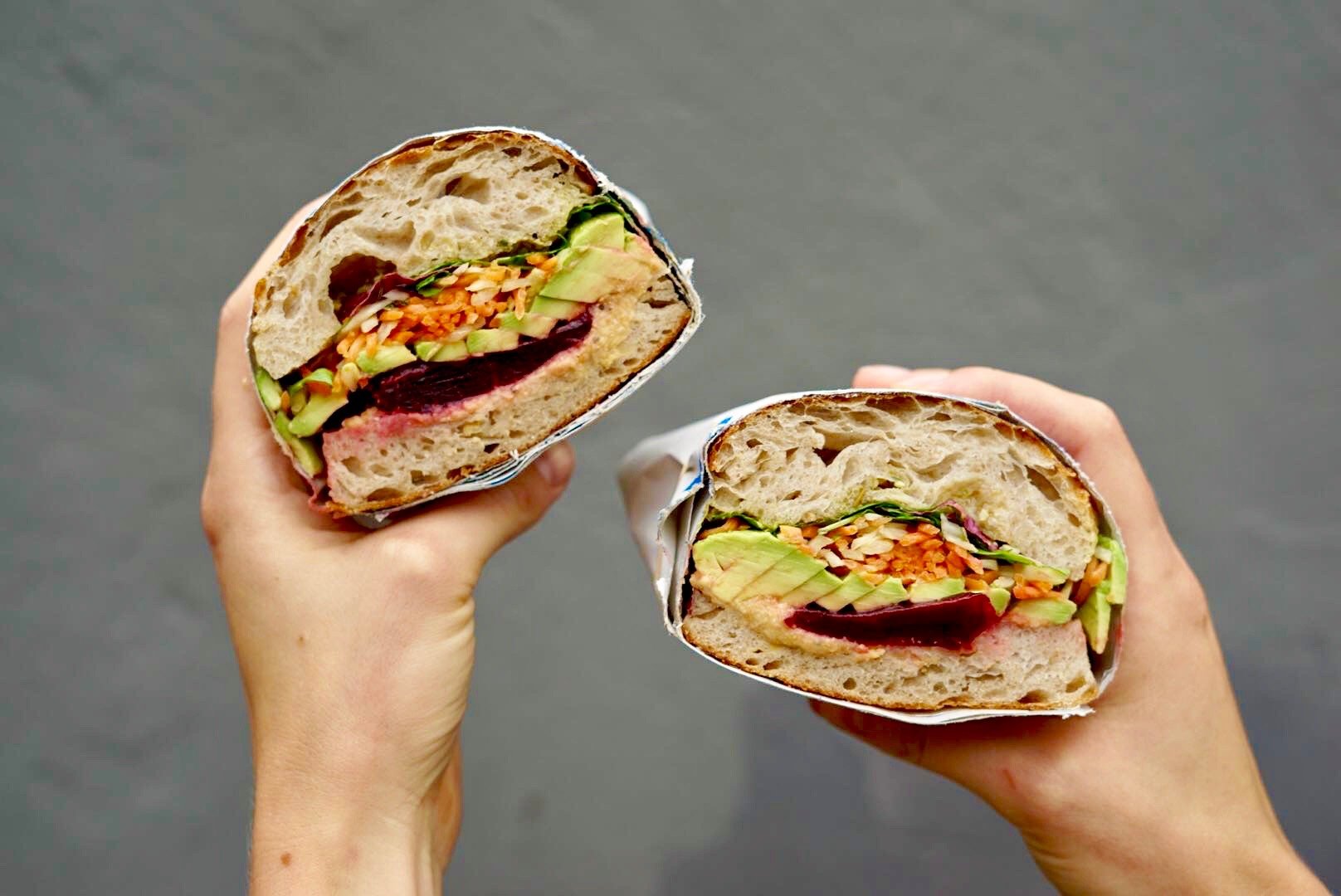 Surdejs-sandwich med rødbede, salat og hummus – økologisk, vegansk catering fra Fika.