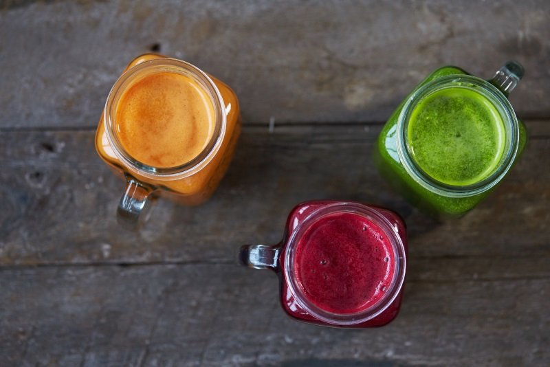 Slowjuice i klare farver – rødbede, appelsin og grøn juice fra Fika