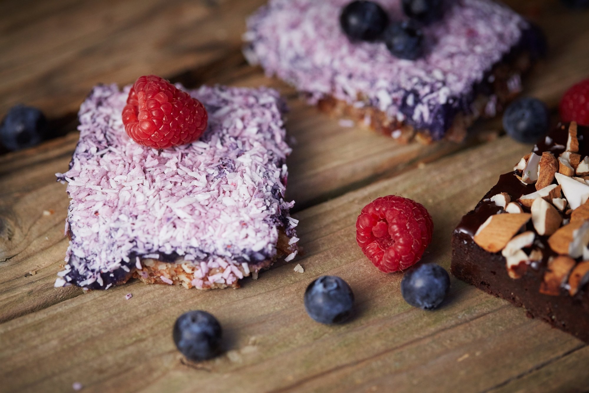Veganske dessertbarer med kokos, hindbær og blåbær – sødt og økologisk fra Fikas catering