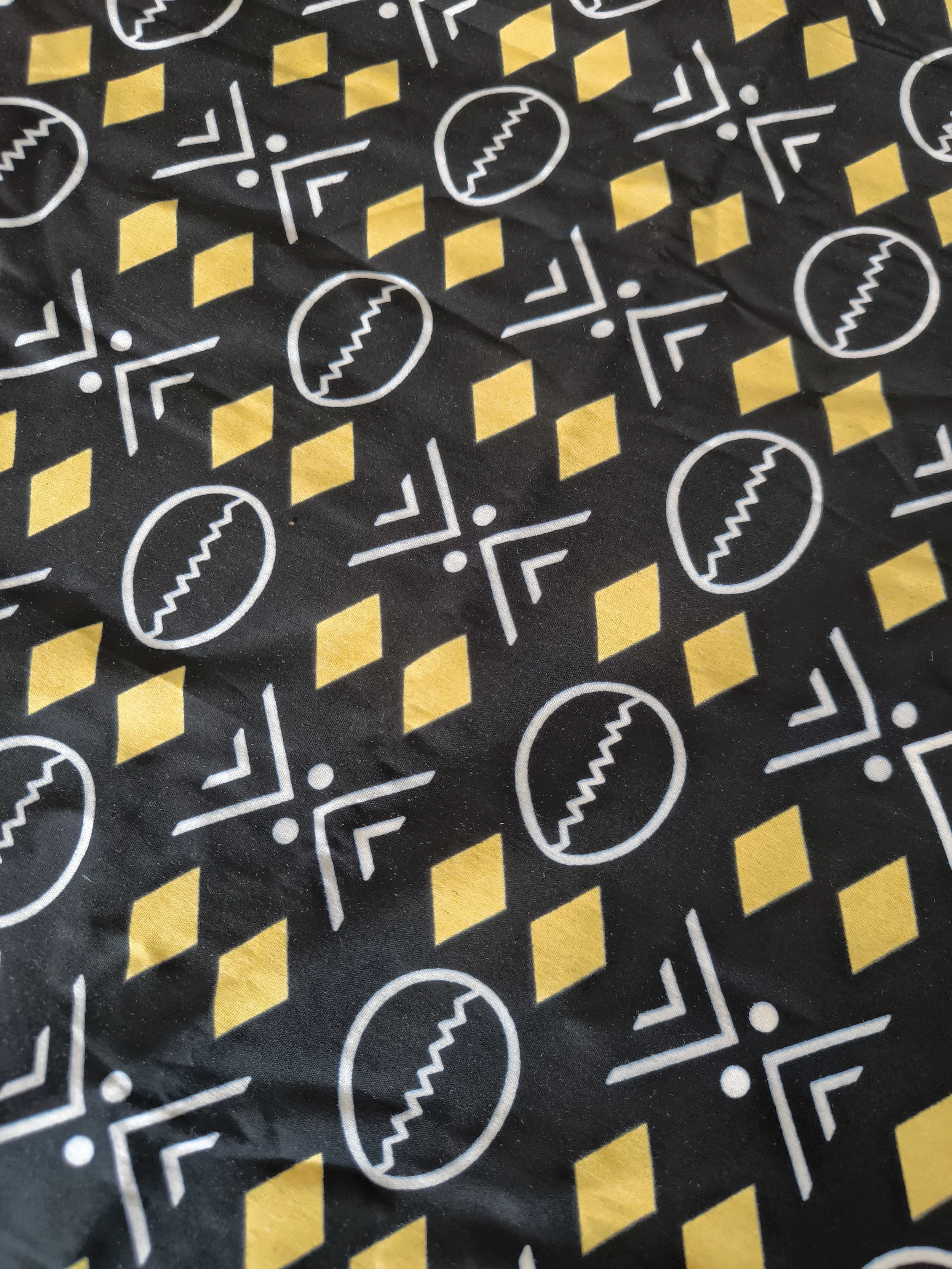 tissu jaune et noir losange.jpg