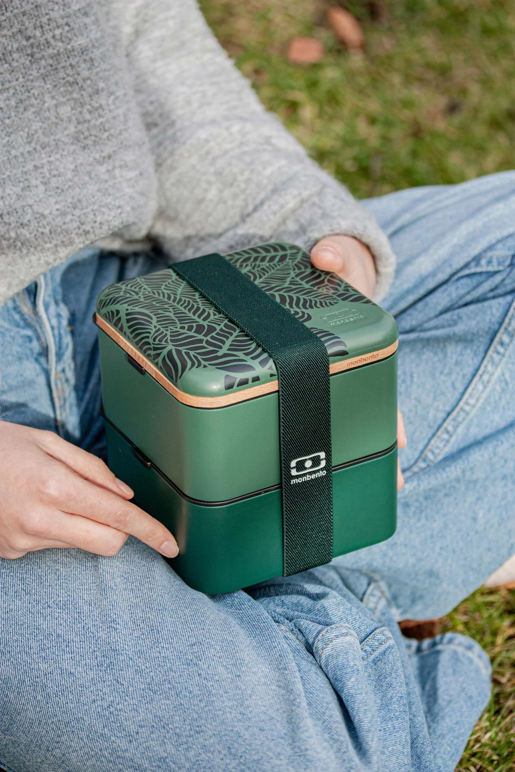 monbento® MB Square Jungle, lunchbox nomade, associé à la planche à découpé MB Cut