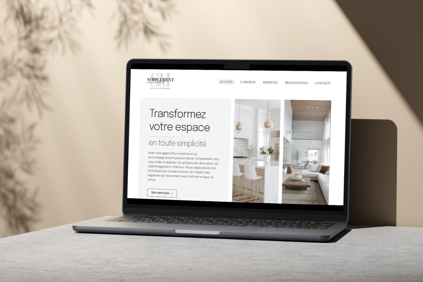 Un ordinateur portable affichant un site web d'une entreprise de design d'intérieur, avec des images d'intérieurs modernes et épurés.