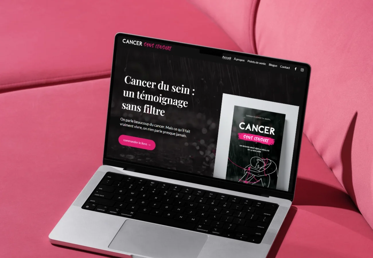 Capture d'écran d'un ordinateur portable montrant un site web sur le cancer du sein, avec un fond rose.