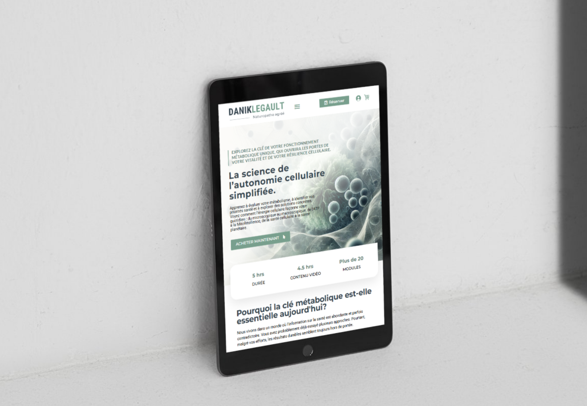 Tablette noire affichant une page web promotionnelle pour une formation ou un produit lié à la science de l'autonomie cellulaire, avec texte en français et images accellaires de cellules ou de structures biologiques.