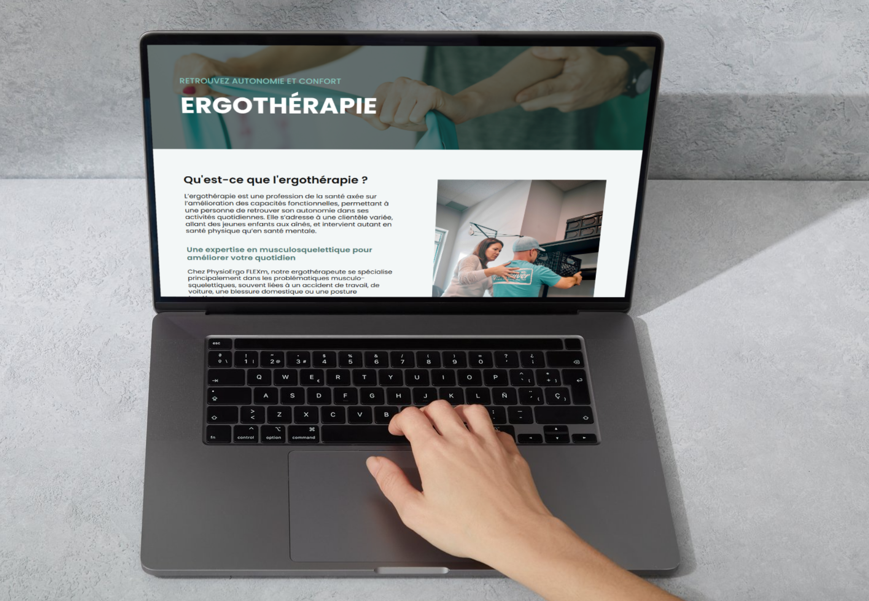Capture d'écran d'un site web sur l'ergothérapie affiché sur un ordinateur portable, avec une main en train de le manipuler.