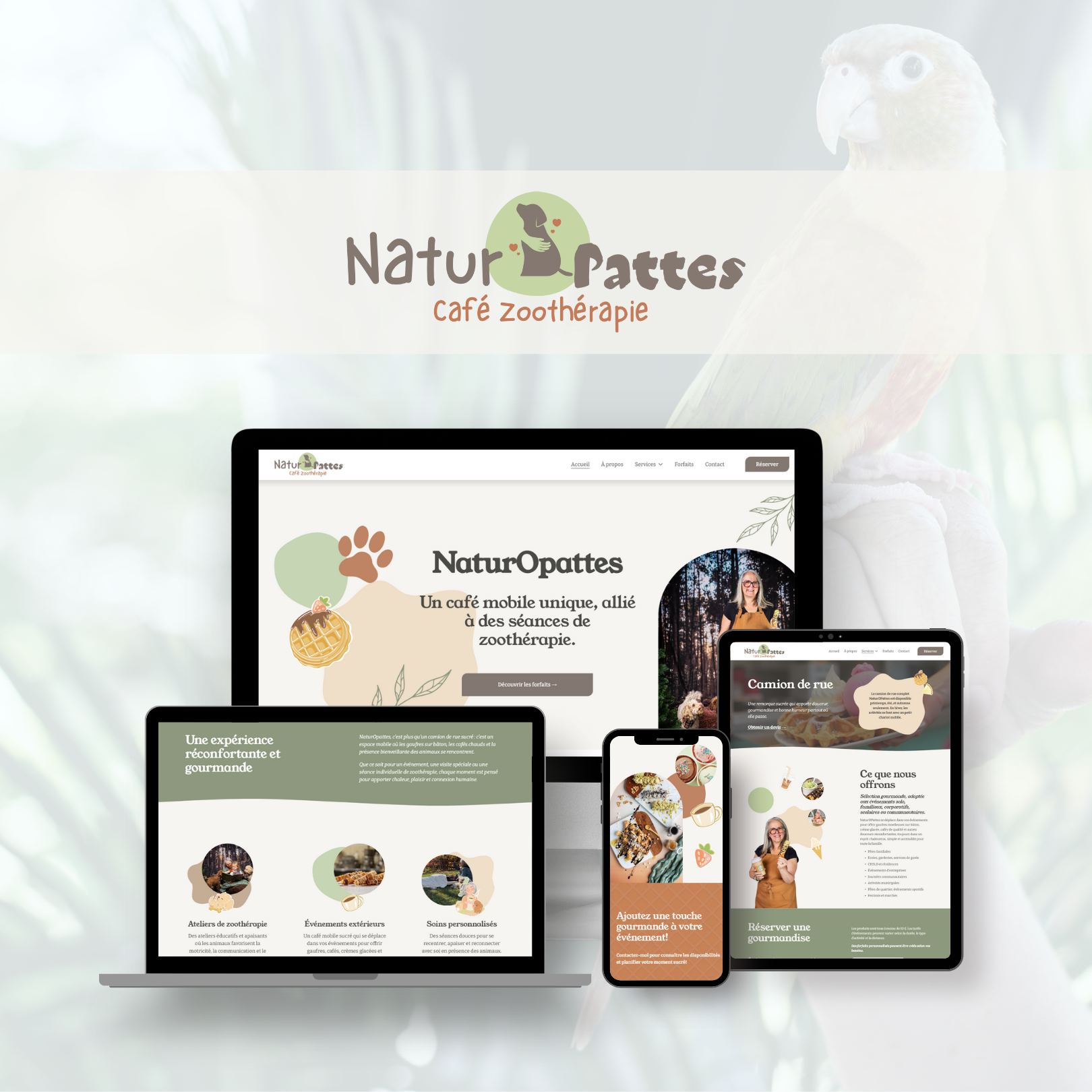 Site web pour NaturPattes, café zoothérapies, affichant des appareils électroniques avec le contenu du site visible sur chaque écran. Logo de NaturPattes en haut, illustration d'une patte de chien, en arrière-plan un perroquet et des éléments liés à la nature.