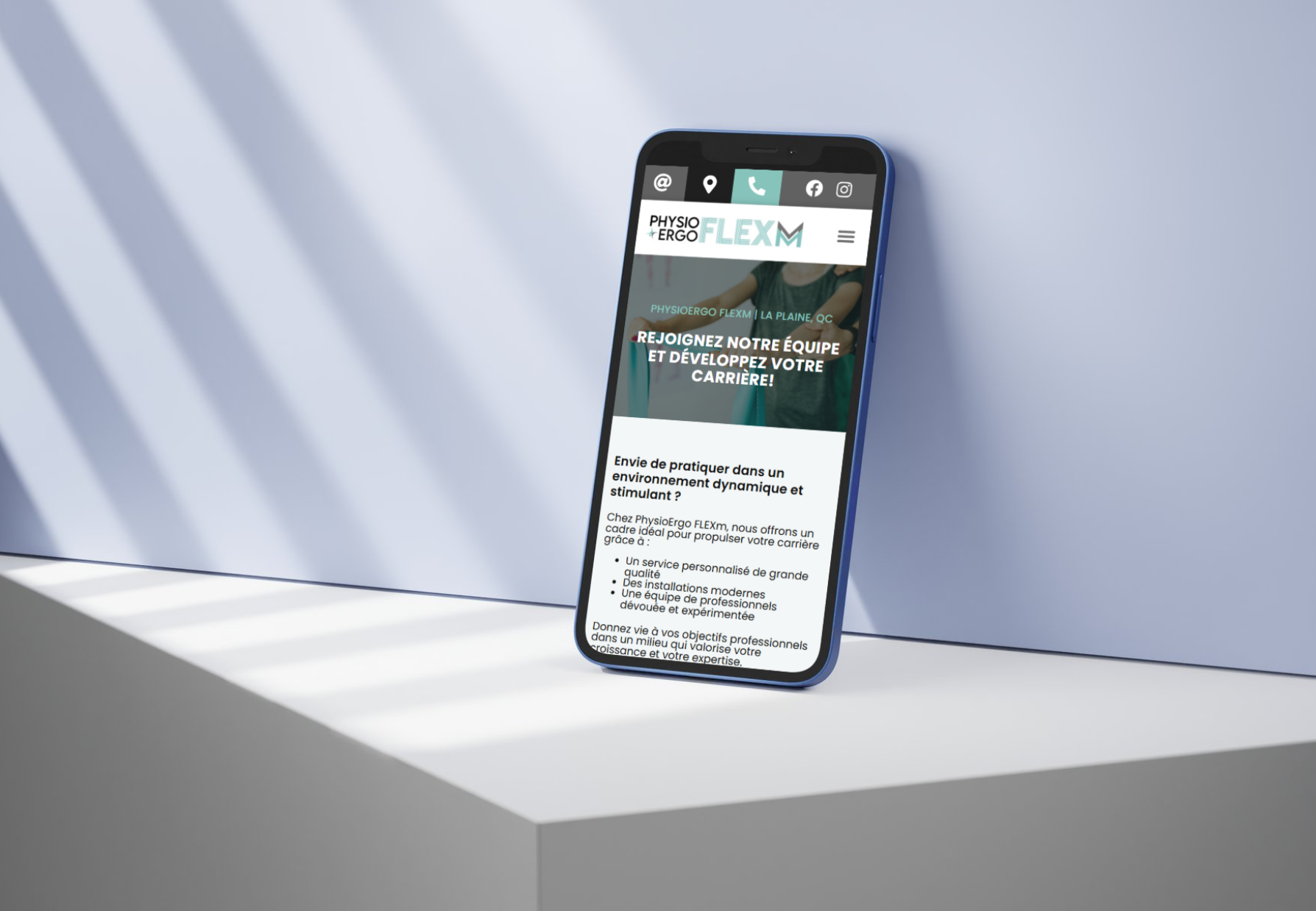 Un téléphone portable affichant une page web de PhysioErgo FLEXM posé sur une surface blanche, avec un fond léger et une lumière douce.