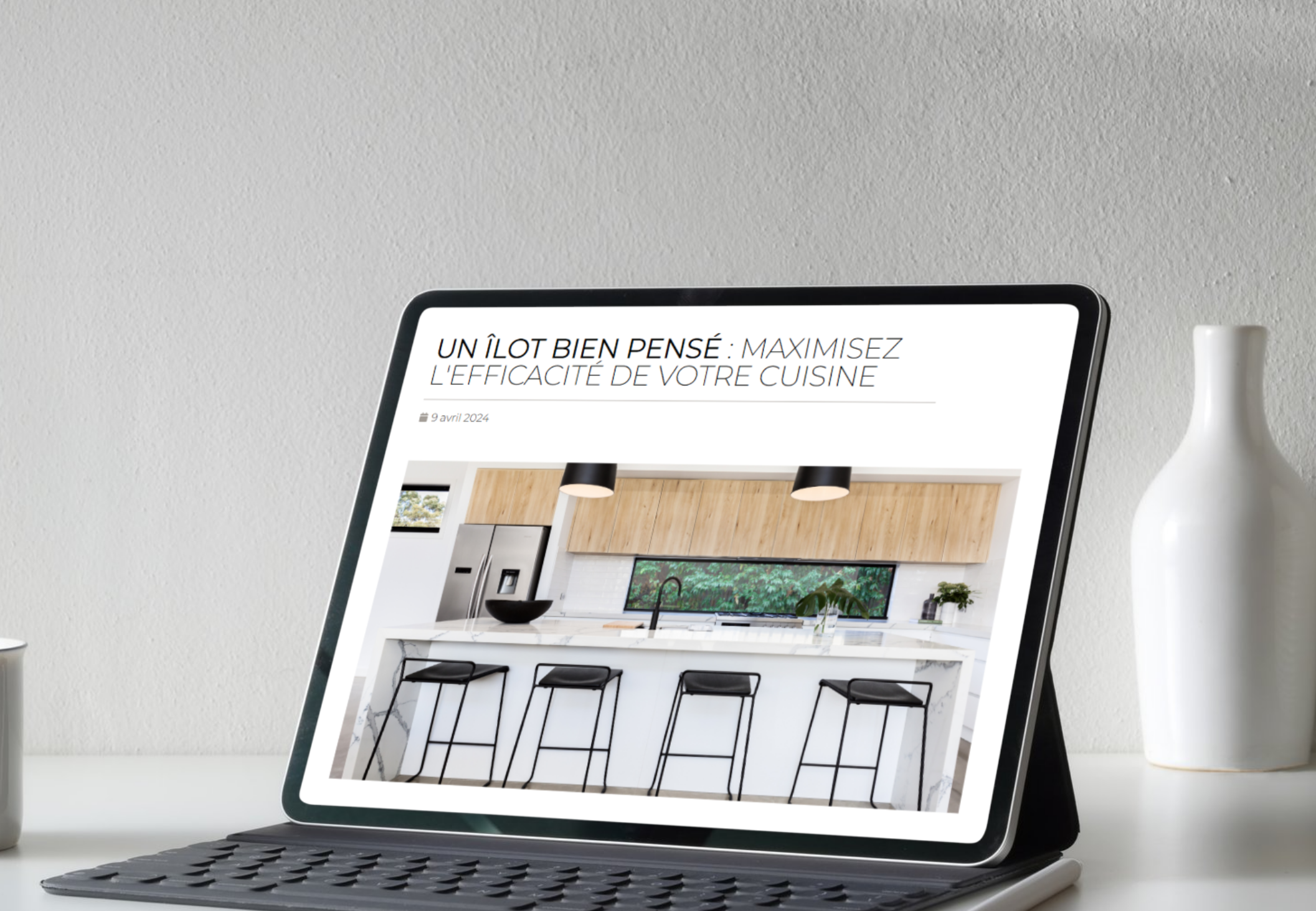 Capture d'écran d'un article de blog sur un écran d'ordinateur ou une tablette, avec une cuisine moderne en arrière-plan.