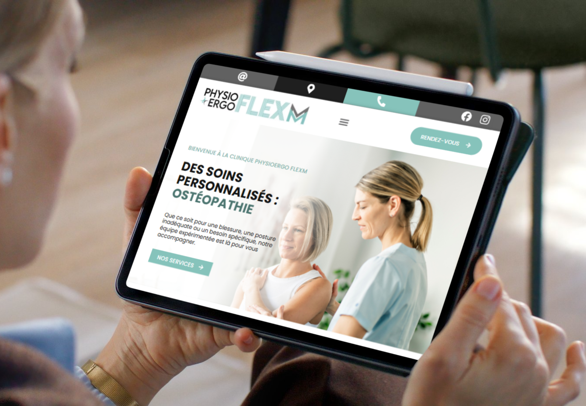 Capture d'écran d'un site web de médecine personnalisé, montrant une clinique de physiothérapie, avec une image d'une femme recevant un examen médical.