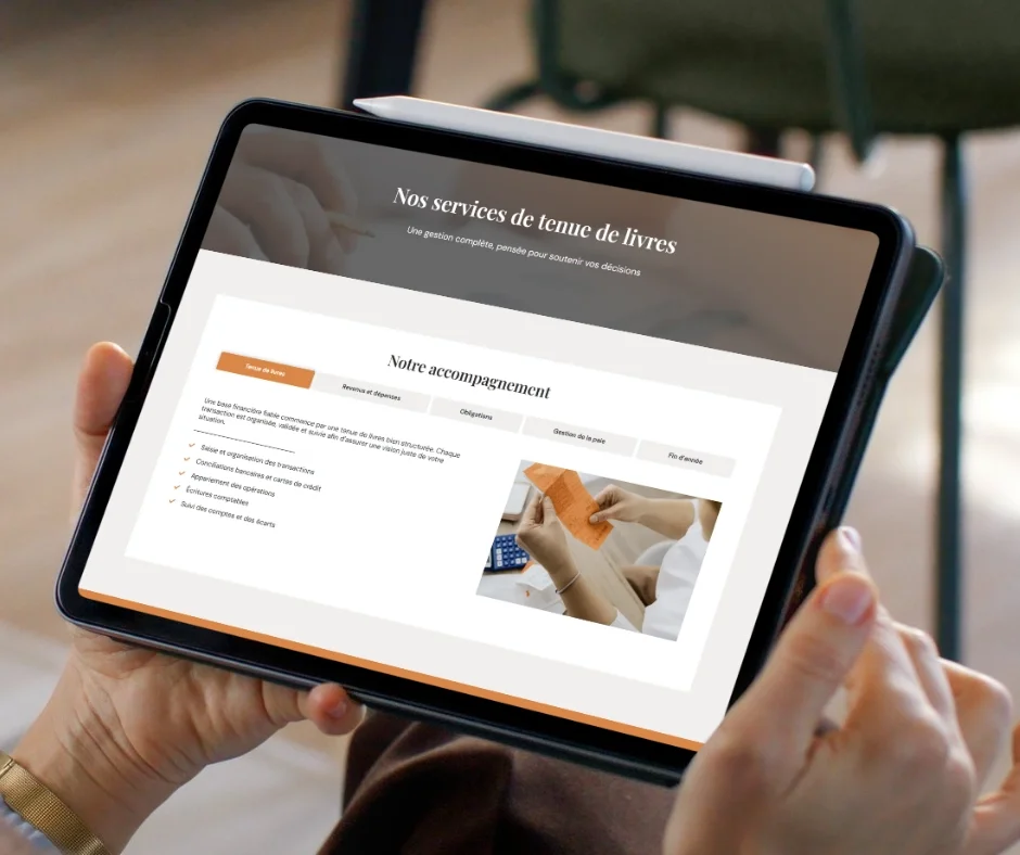 Une personne tient une tablette affichant une page web sur les services de tenue de livres, avec un texte en français décrivant l'accompagnement et une image illustrant ces services.