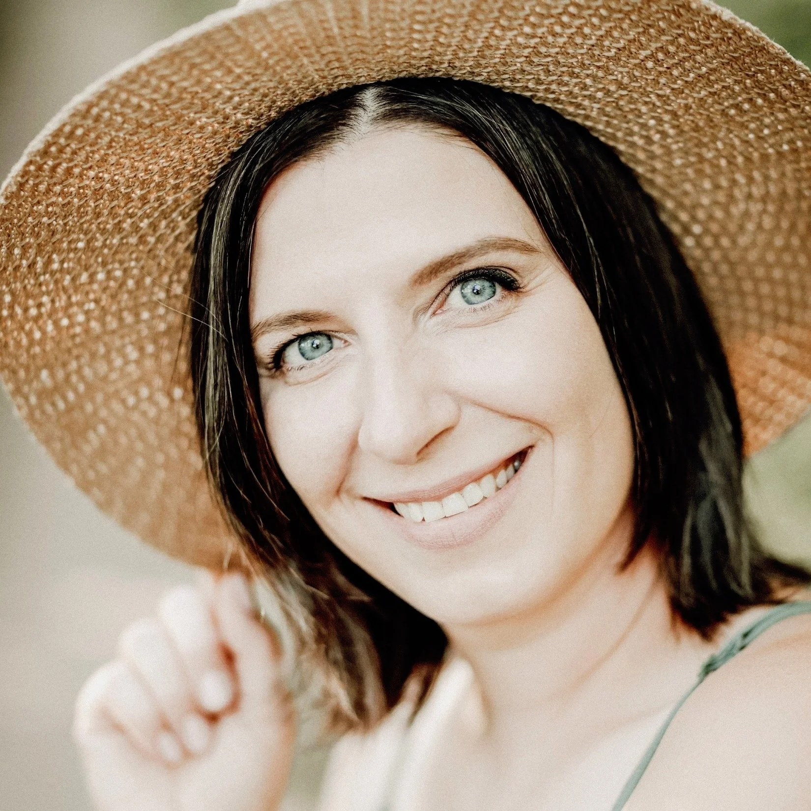 Sarah Baril, portant un chapeau en paille, regardant vers l'avant.