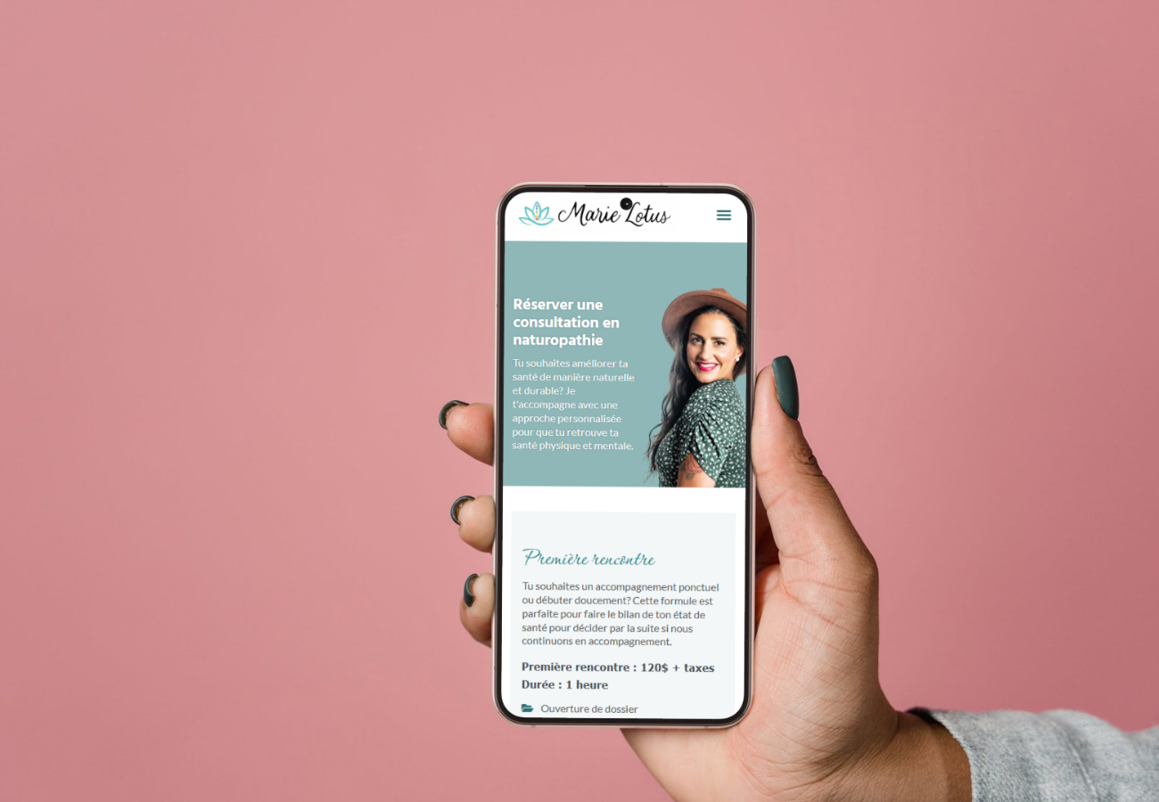 Une personne tient un smartphone affichant une page web pour des consultations en naturopathie, avec un fond rose