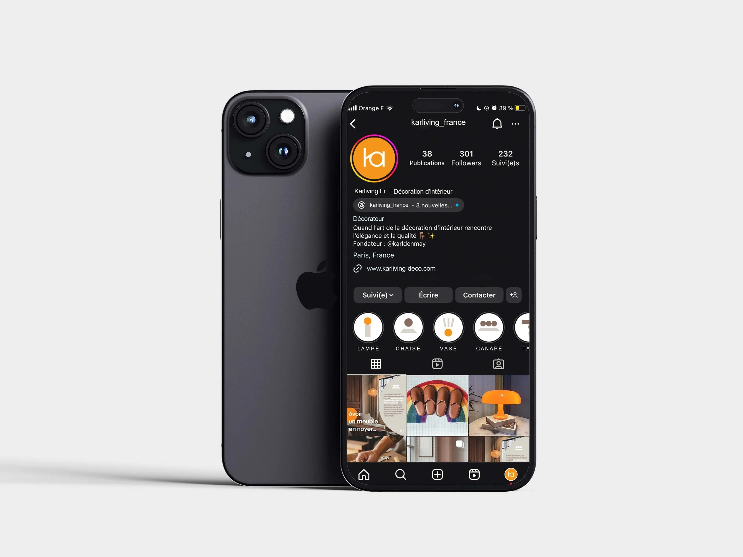 Un téléphone iPhone noir avec l'écran montrant un profil Instagram d'une entreprise d'architecture d'intérieur, avec des photos de lampes, chaises, vases, canapés, et autres objets décoratifs, sur un fond blanc.