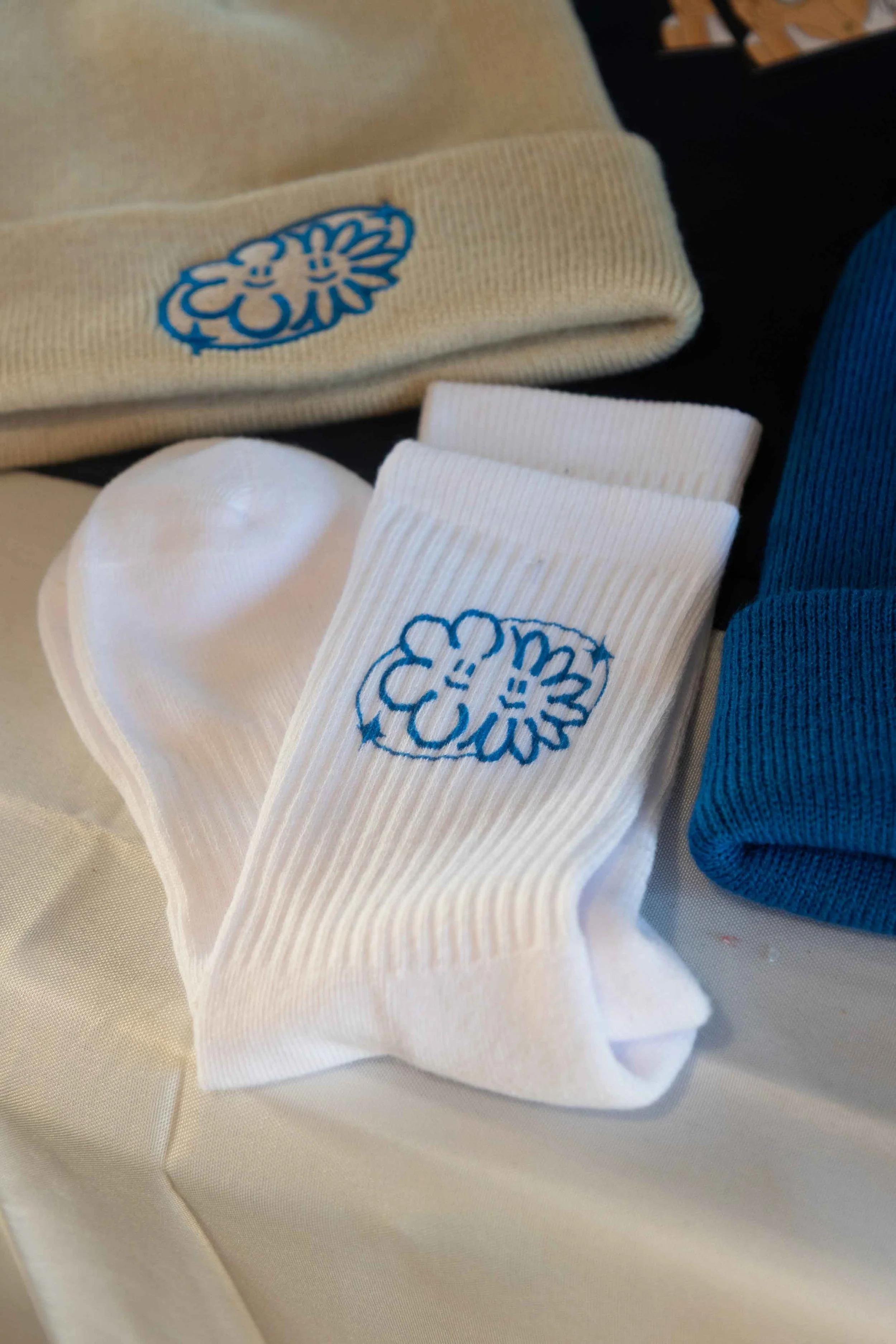 Paire de chaussettes blanches avec un logo bleu