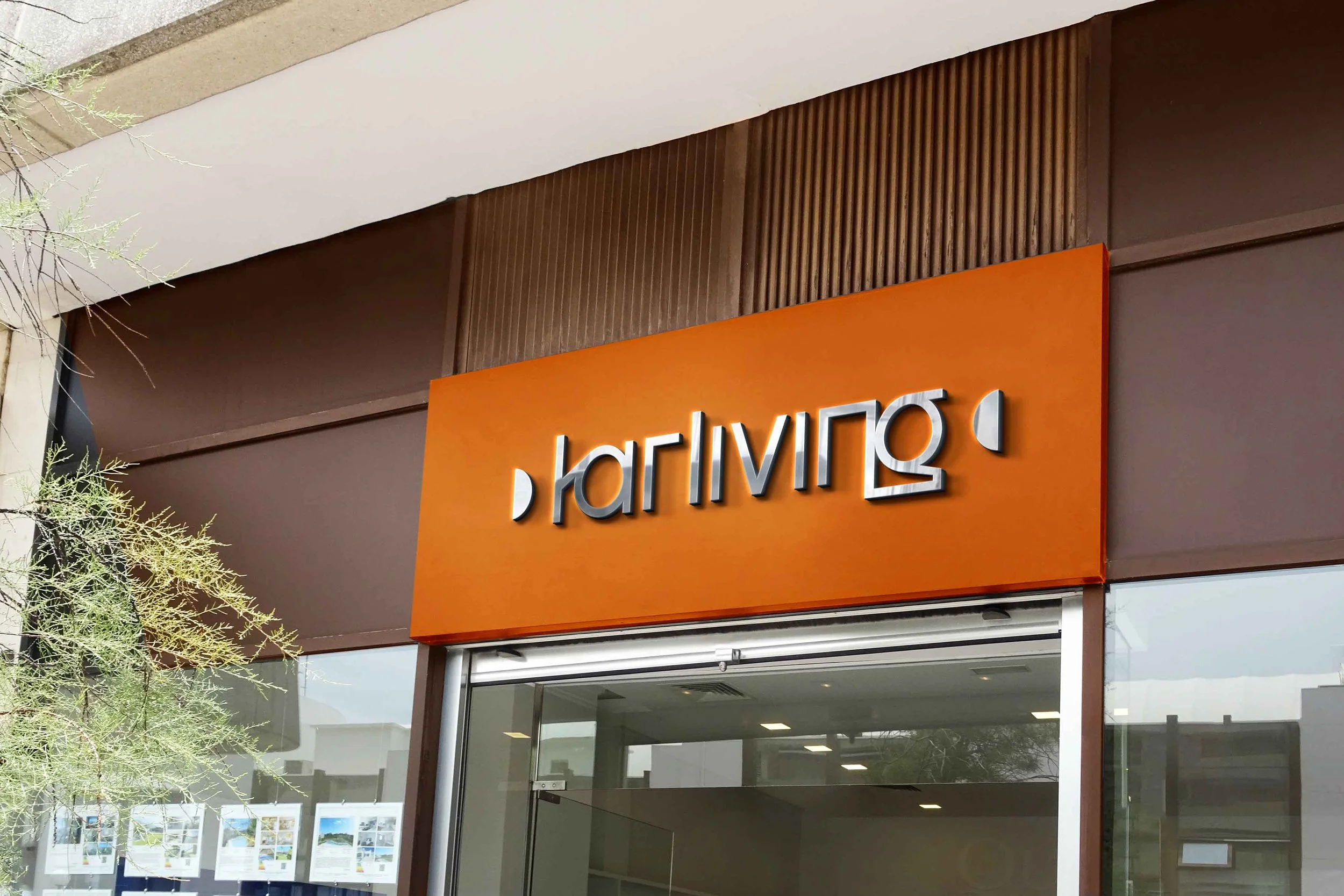 Façade extérieure d'un magasin avec enseigne orange portant le nom 'Karliving' en lettres 3D