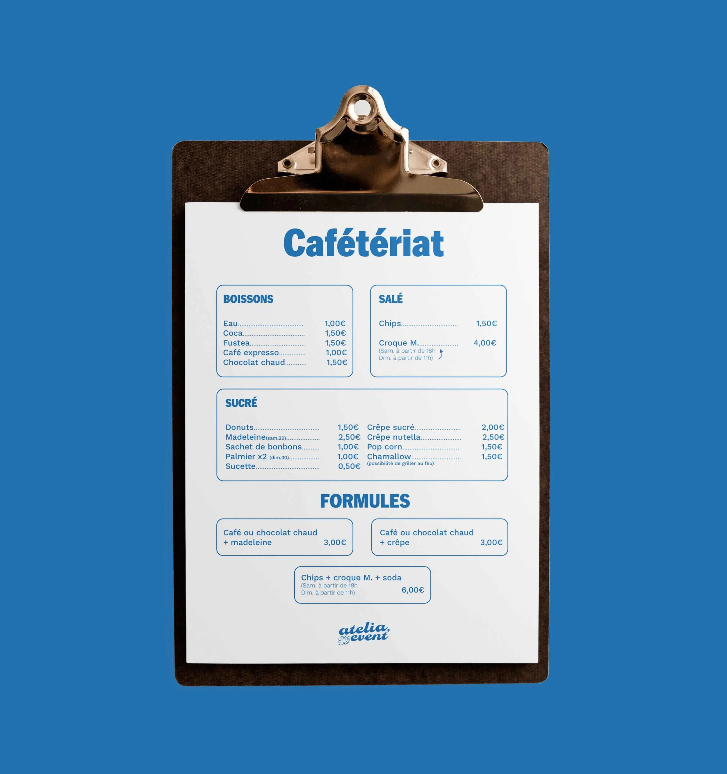 Menu de cafétéria affiché sur un panneau noir avec titre en bleu, listant boissons, salé, sucré et formules, avec prix en euros.