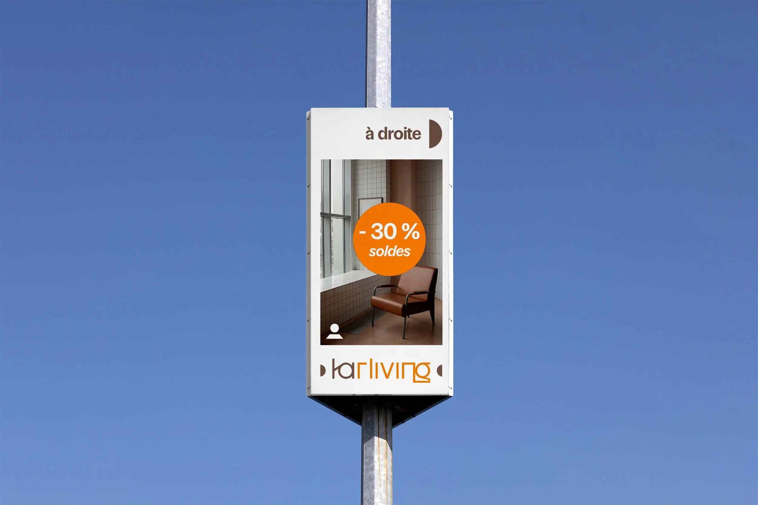 Panneau publicitaire montrant une chaise dans une pièce avec une offre de -30 % sur des soldes, indiquant 'à droite' en haut et le logo de l'entreprise en bas.
