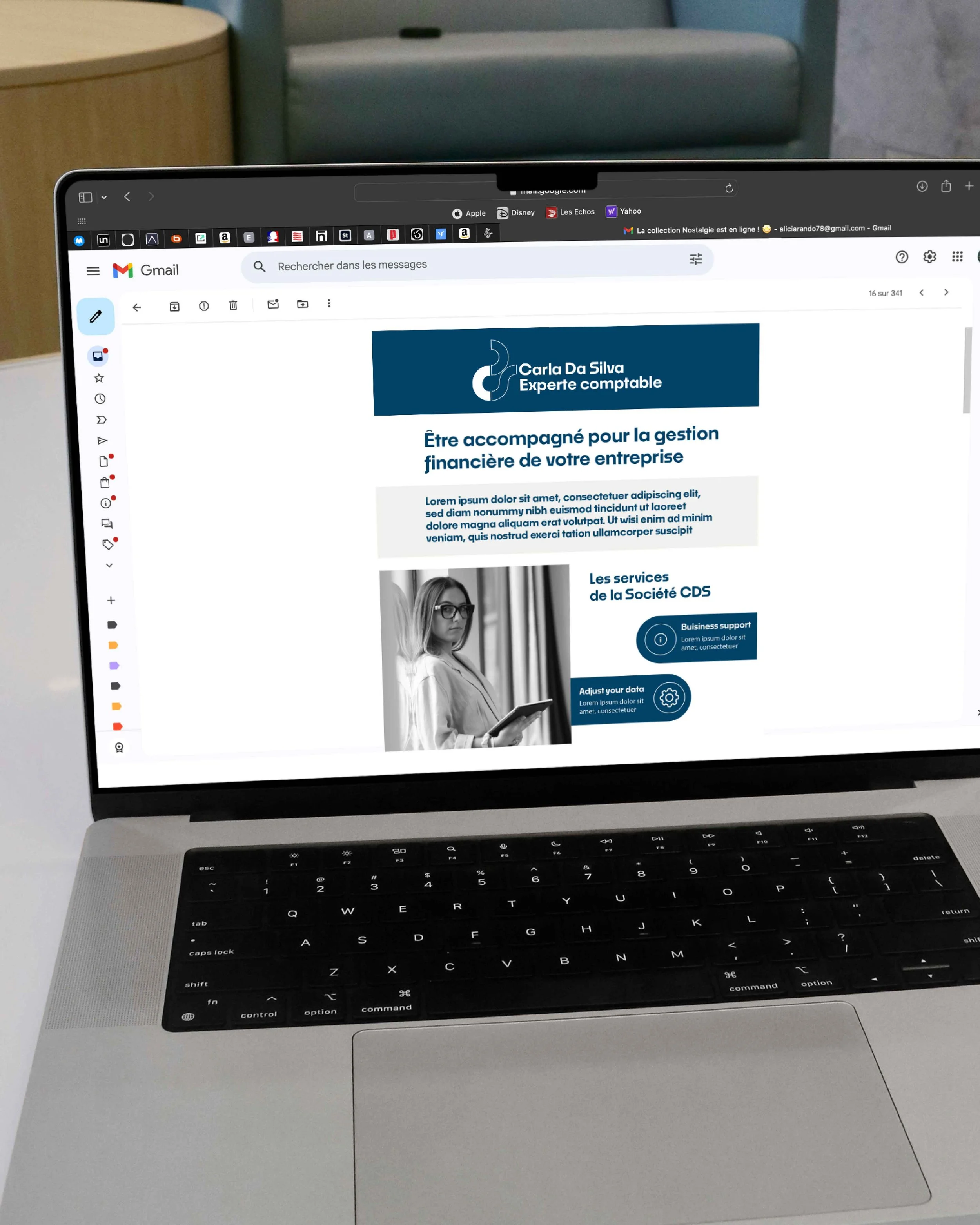 Ordinateur portable affichant une une partie de la newsletter d'une experte comptable