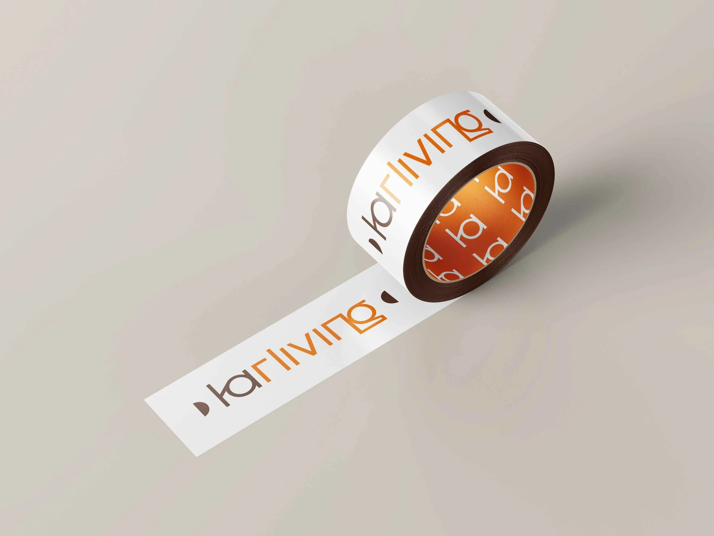 Ruban adhésif blanc avec logo orange et noire. L'inscription, que l'on peut voir aussi à l'intérieur du rouleau, monogramme du logo (motif).