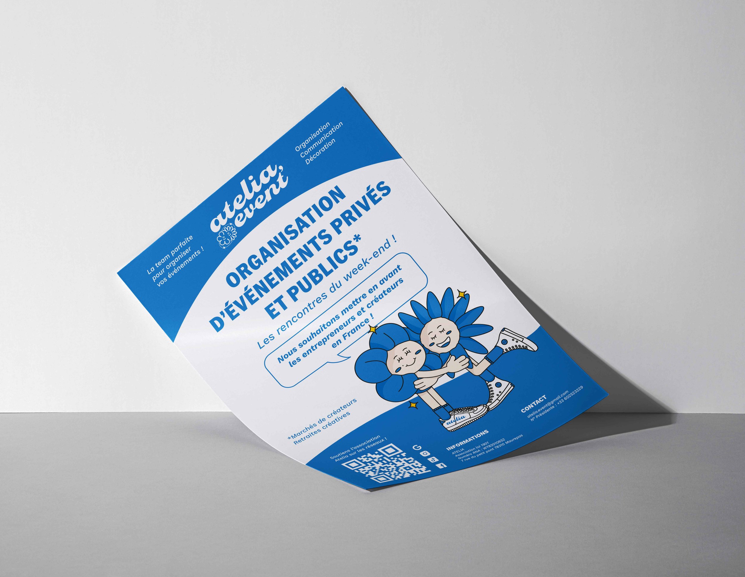 Flyer promotionnel bleu et blanc pour l'organisation d'événements privés et publics, avec illustration de deux mascottes souriants, portant des fleurs sur la tête, et un code QR en bas.