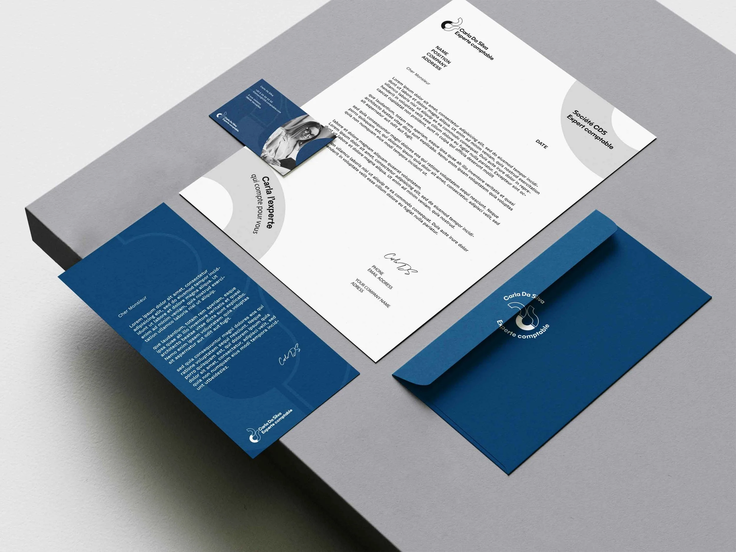 Ensemble professionnel de papeterie pour expert-comptable comprenant une lettre, une carte de visite et une enveloppe, tous assortis dans une charte graphique bleu foncé et blanc avec logo et contact de Carla Da Silva.