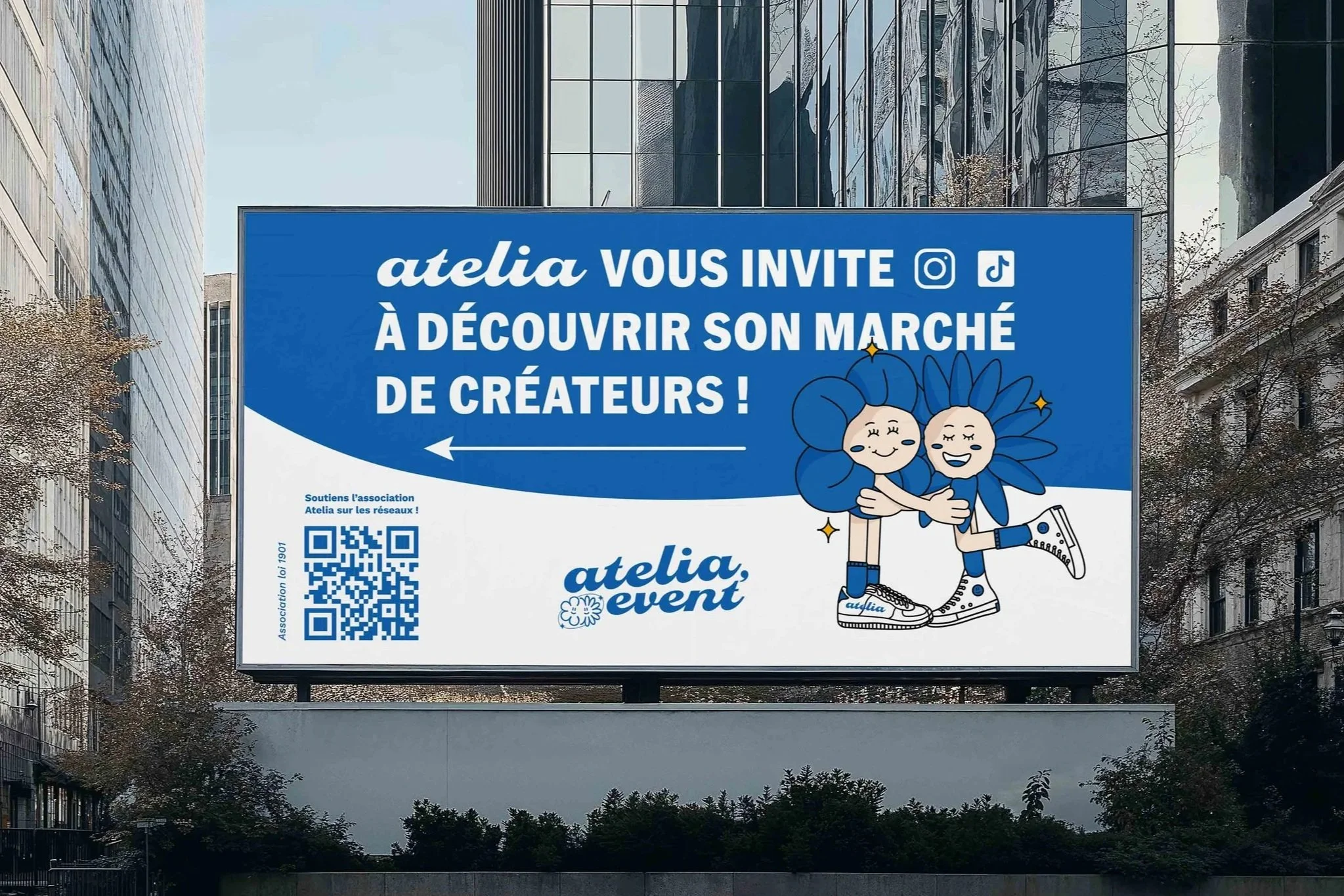 Panneau publicitaire bleu avec une illustration de deux mascottes dessinées. Texte en français invitant à découvrir un marché de créateurs avec informations de réseaux sociaux et le logo de l'association Atelia.