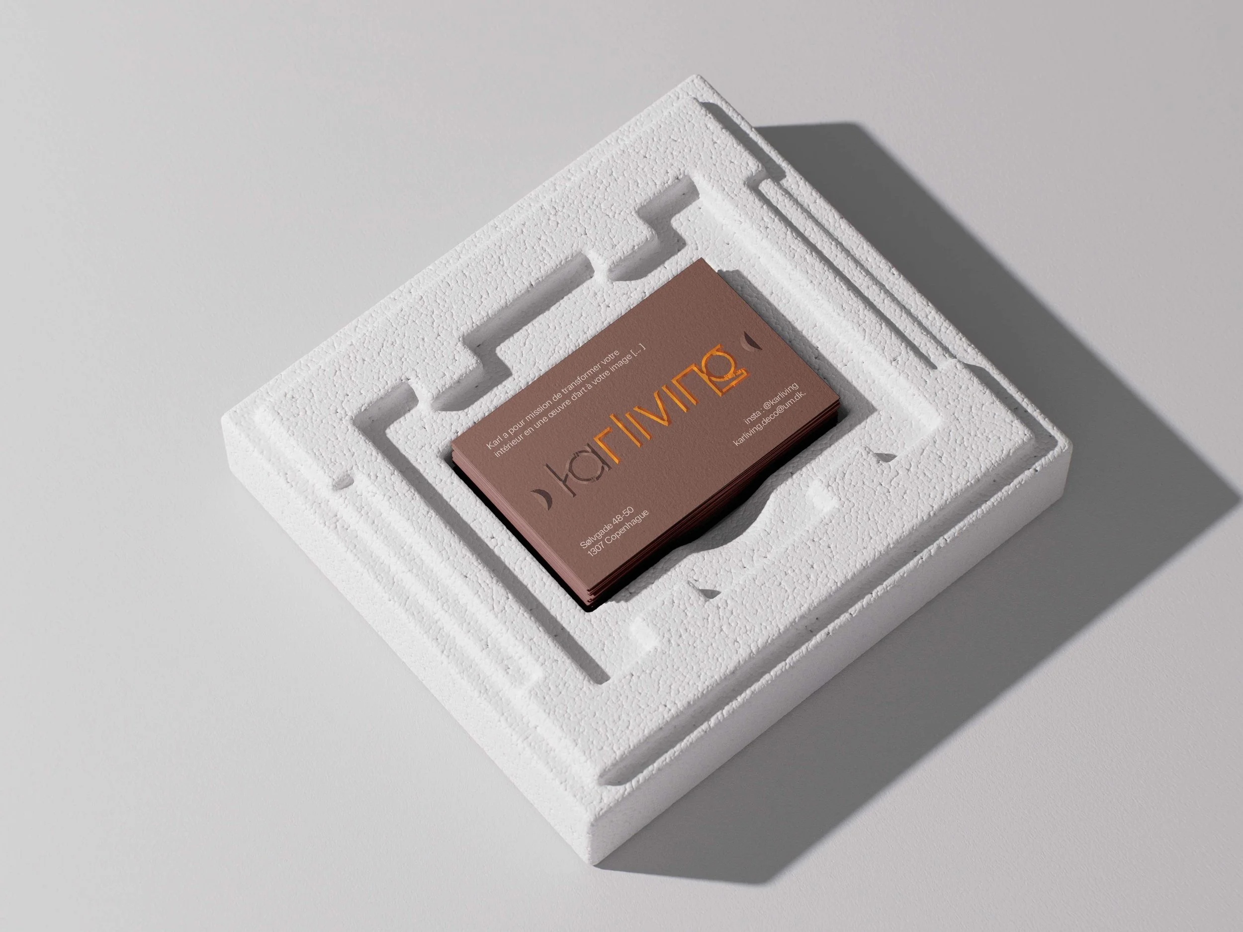 Mockup de carte de visite posée sur un socle de polystyrène avec ombre portée