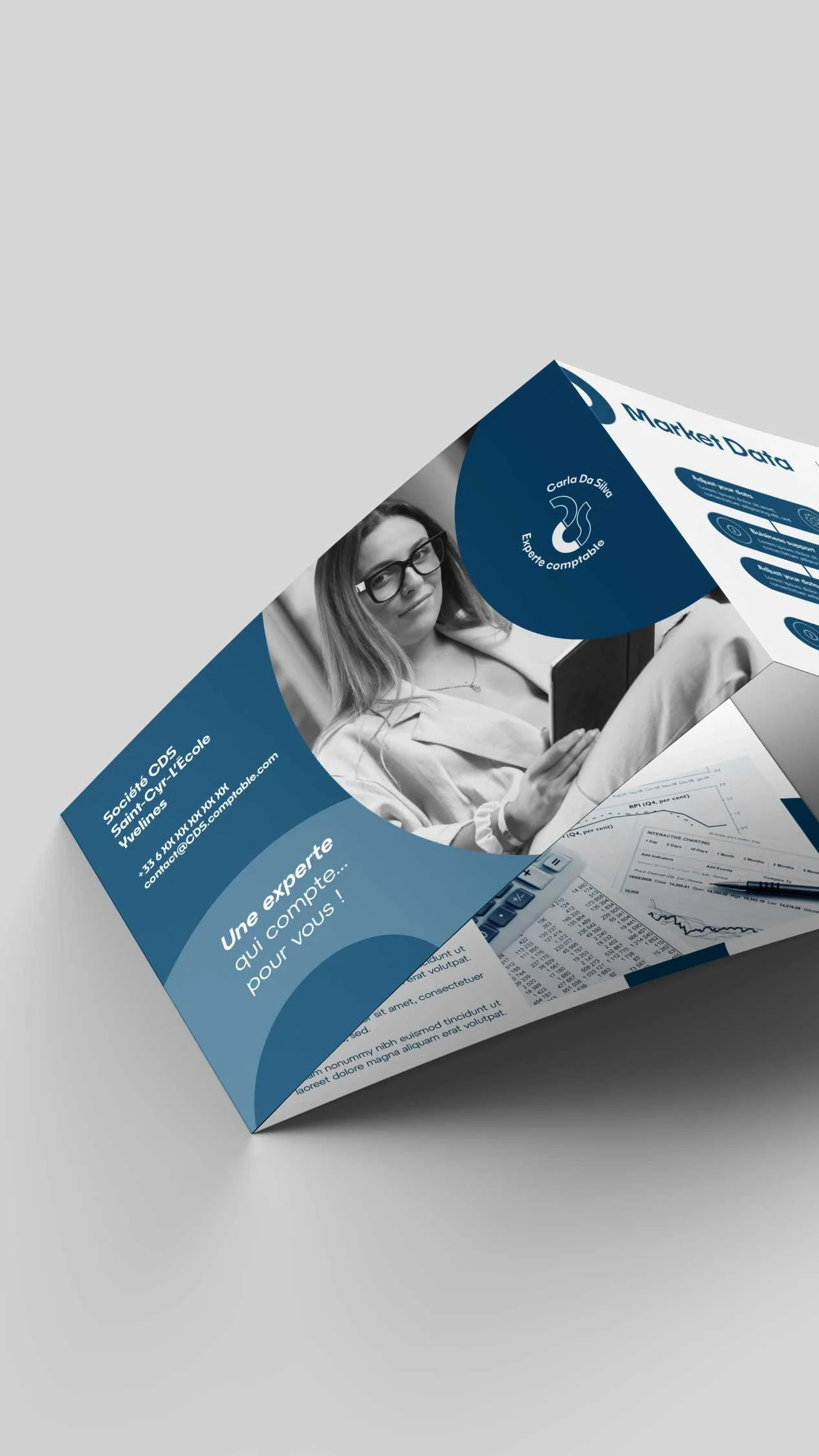 Flyer promotionnel de services comptables avec une photo d'une femme portant des lunettes, à côté de graphiques financiers et coordonnées de l'entreprise.