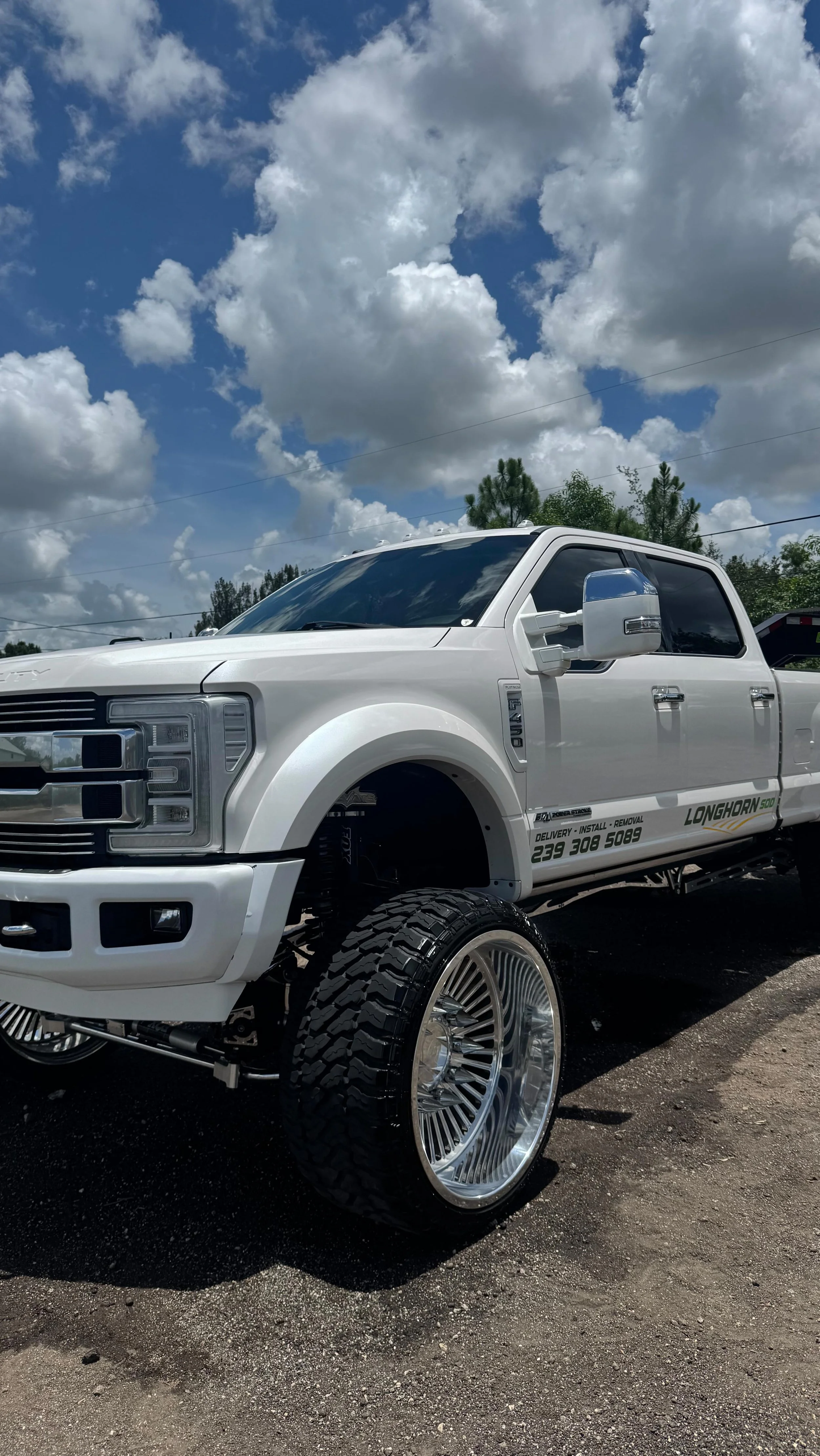 This Dually isn’t just any truck — it’s a hardworking beast with Forgiato rims and miles of grind behind it. 💪
But that daily grind had the ceramic coating looking dead in spots…
So we brought it back to life 🔥
✅ Full exte