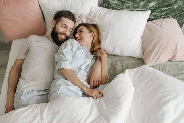 couple-smiling-on-a-bed