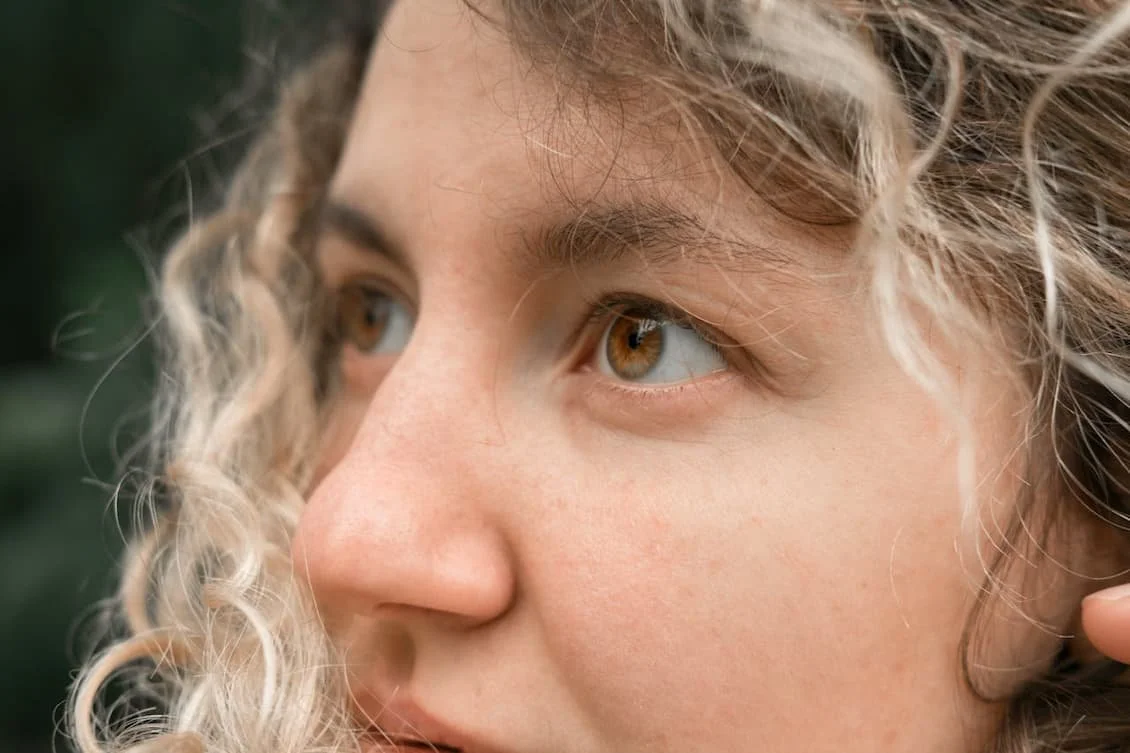 eautiful-woman-without-makeup-in-daylight