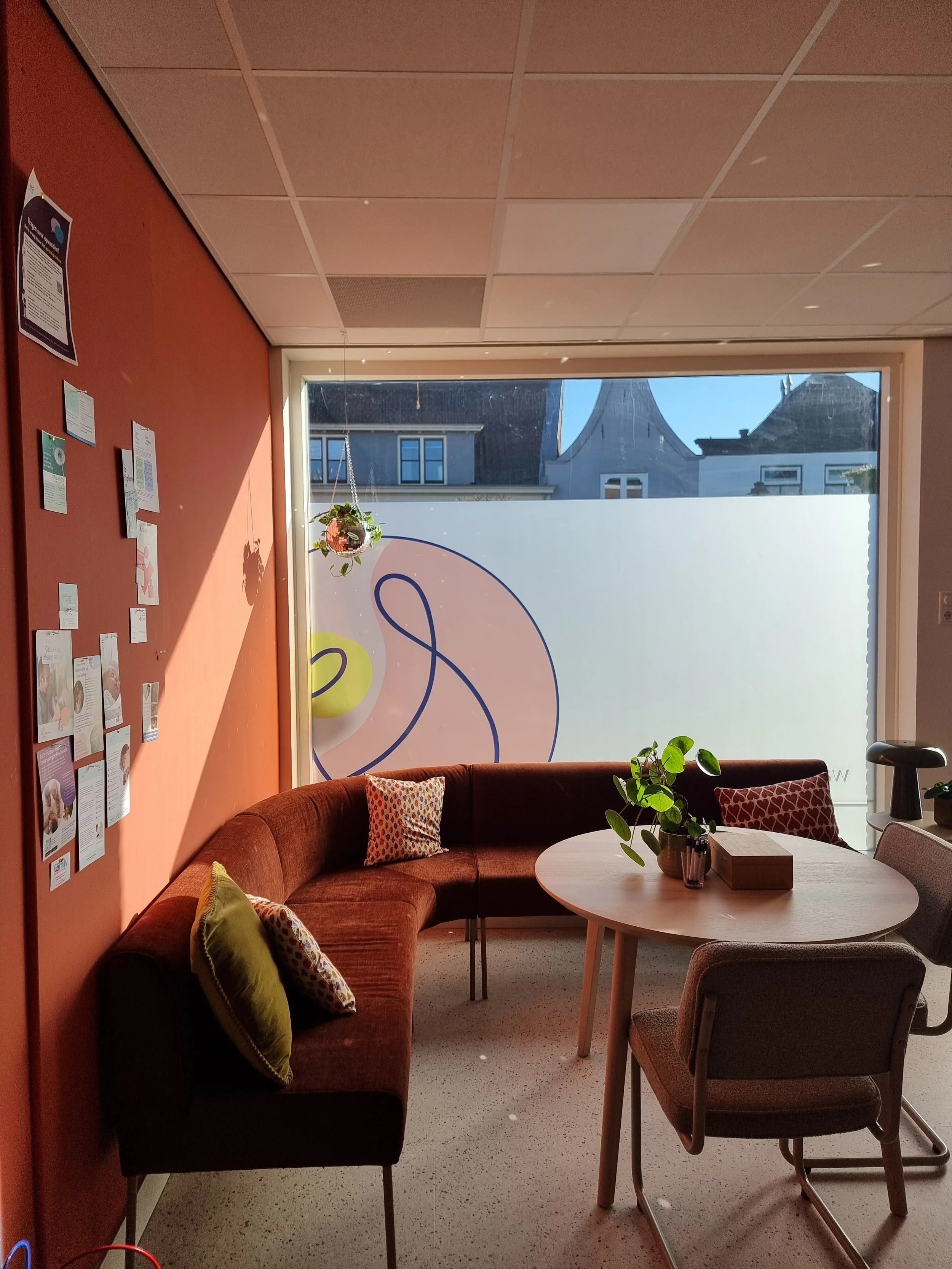 Verloskundigenpraktijk MARU. Wachtkamer verloskundigenpraktijk. Verloskundige in Lexmond, Vianen, Hoef en Haag, Ameide, Meerkerk, Zijderveld, Hei- en Boeicop, Langerak, Tienhoven aan de Lek, Hagestein, Culemborg. Warme, gezellige praktijk. Huiselijke