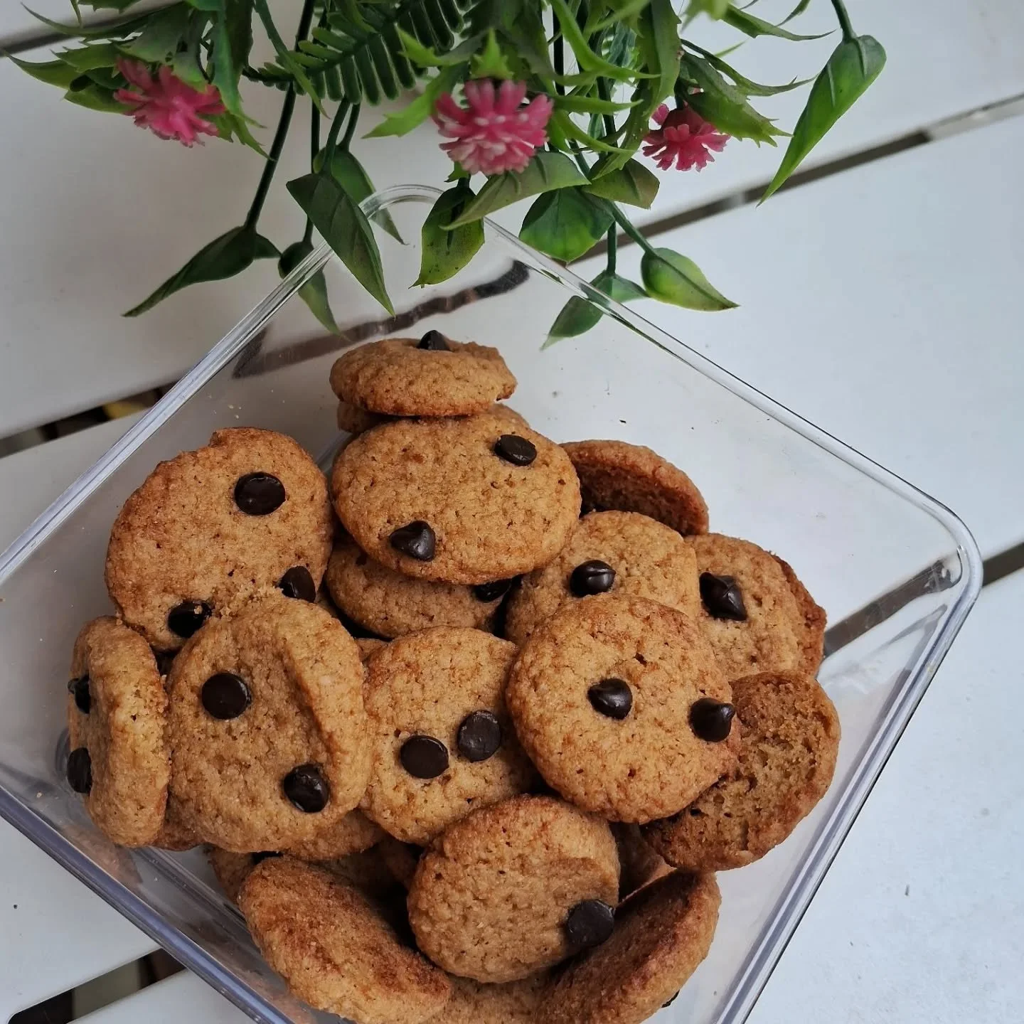 Aren't these cute 😍Jowar chocochip mini cookies..full of flavour and absolutely delicious.. Wanna try some ?

#jowar #jowarcookie #mybettercookiez #hyderabadbaker #hyderabadfoodie #homebakedwithlove❤️ #milletcookies
