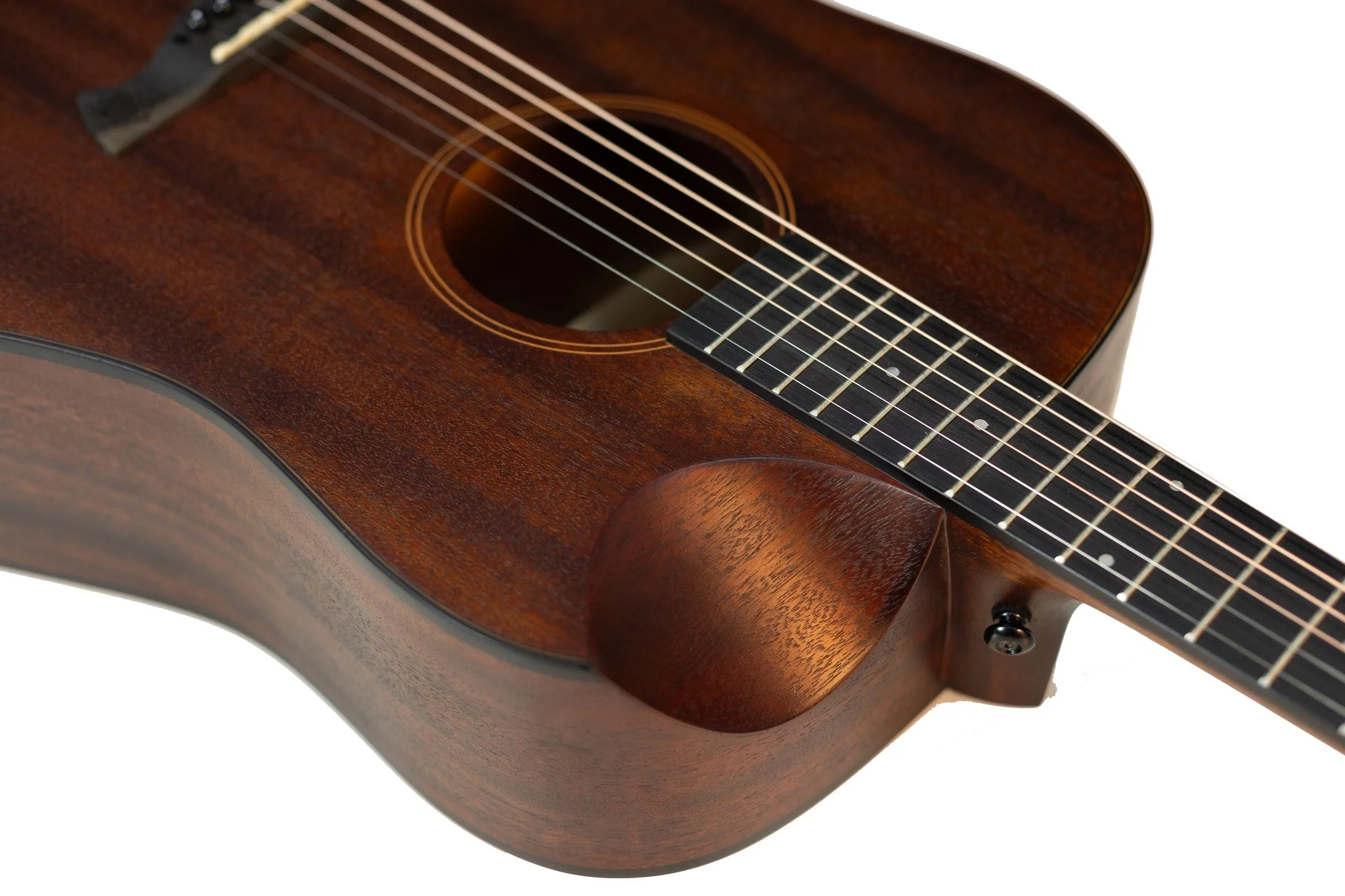 The Tagima New England  has premium Sapele wood carefully selected to produce rich, warm tones that resonate beautifully and add depth to your sound.