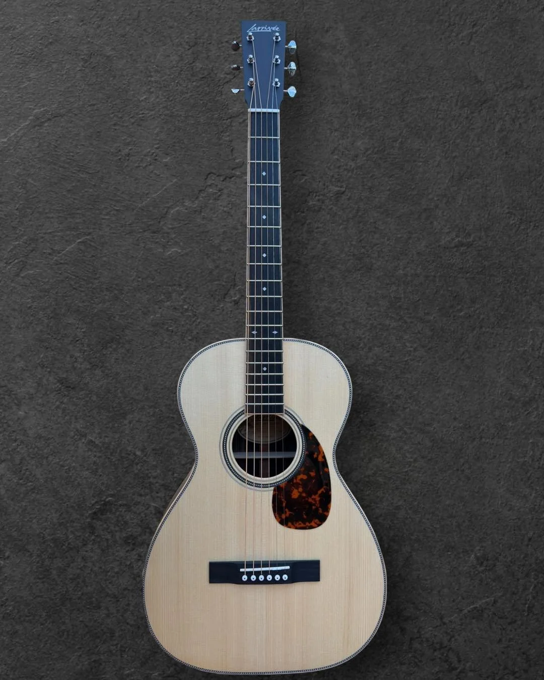 Larriv&eacute;e 00-40R in stock and ready for those cosy campfires.  #larriveeguitars #larriv&eacute;e #larrivee #larrive&eacute; #larriveeoficial #larriveeguitar #guitar #play #guitarplayersunite #guitarplayer🎸 #guitarplayers #AcousticVibes #acoust