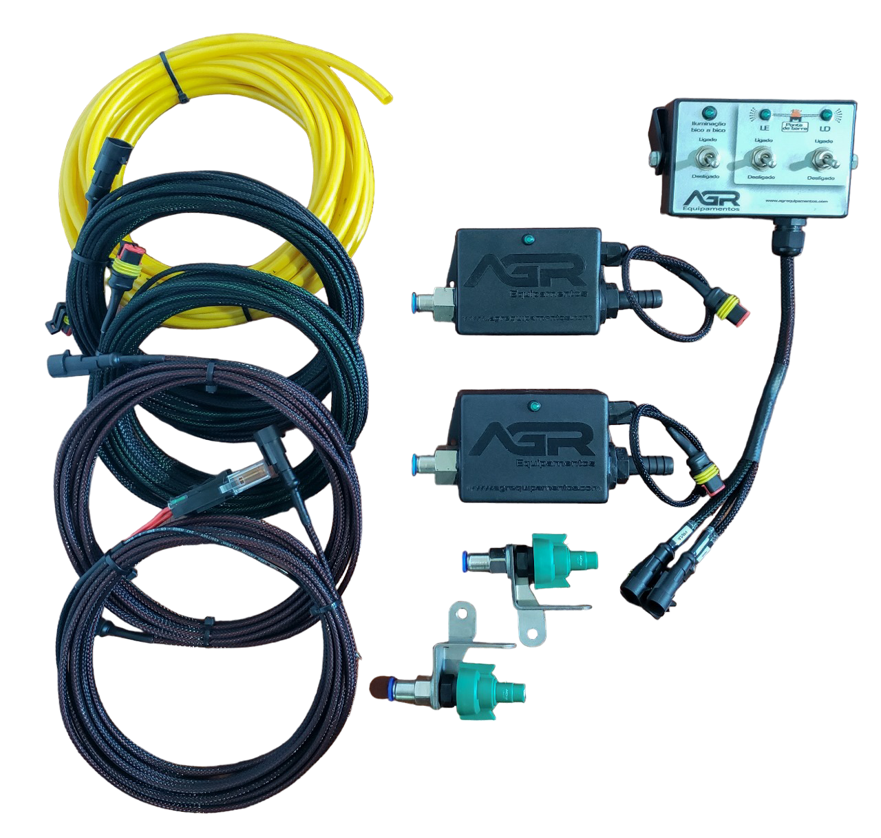 Conjunto de cabos, sensores e componentes eletrônicos utilizados em sistemas automotivos de desempenho, incluindo cabos amarelos, pretos, roxos e componentes eletrônicos marcados com AGR Equipamentos.
