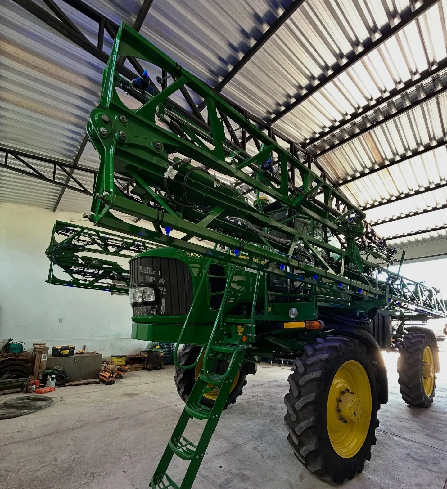 Pulverizador JD4630 equipado com sistema de iluminação bico a bico e bico ponta de barra AGR Equipamentos.
www.agrequipamentos.com